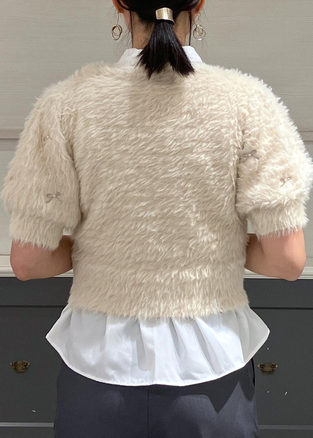 ブラック系のサンダル、ホワイト系のシャツ/ブラウス、ホワイト系のニット/セーターを着用したレディースの秋コーディネートの6枚目の写真