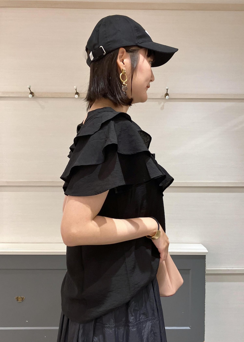 「セットアイテム、ノースリーブ、スポーツサンダル、ブラック、ショルダーバッグ、ピンク、セットアップ、袖フリル、ラッフル、厚底、初夏コーデ、夏コーデ、旅行コーデ、アウトドアコーデ、スポーツミックス」｜「VISの刺繍ロゴキャップ（キャップ、ブラック系）」を使った、mikusonvisさん（レディース・168cm）の夏コーディネートの7枚目の写真