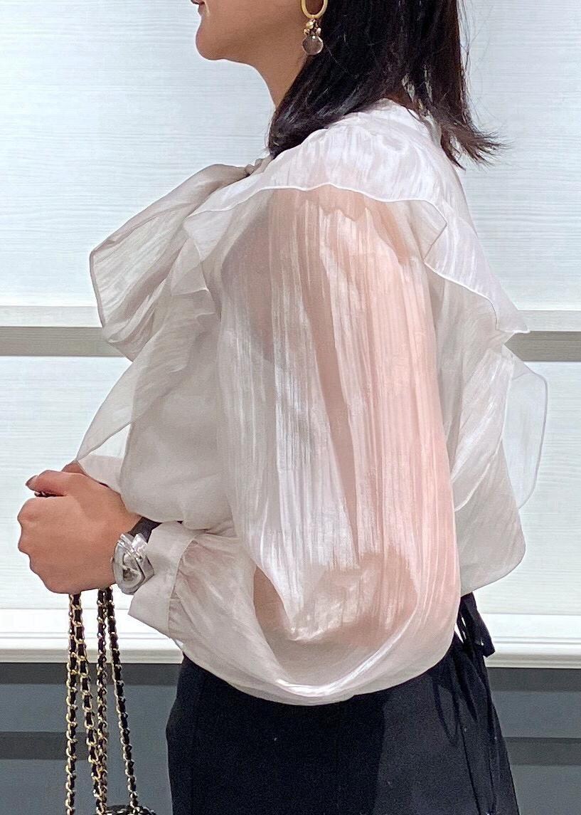 ブラック系のキャミソール、ブラック系のブーツ、ブラック系のショルダーバッグを着用したレディースの秋コーディネートの7枚目の写真