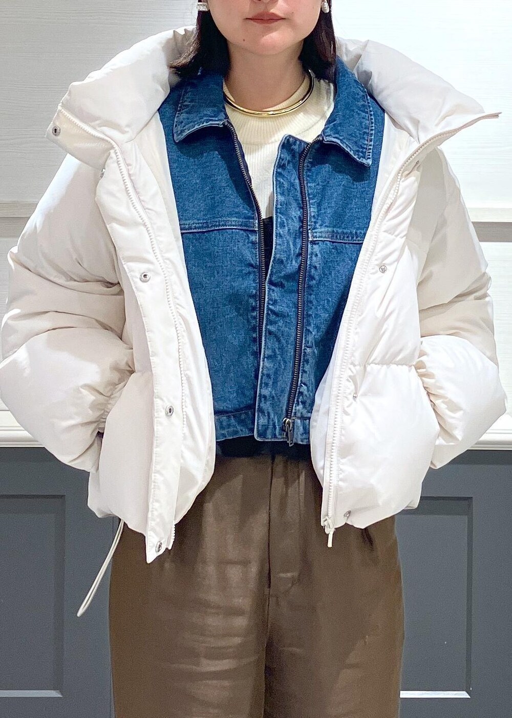 「初冬コーデ、冬コーデ、お出かけコーデ、大人カジュアル、レイヤード、パンツスタイル、体型カバー、カジュアルコーデ、コラボアイテム、VIS、ストレート、イエベ秋、混合、高身長、トップス」｜「CIMARRONの【CIMARRON】VIS別注ショートフレアデニムジャケット（デニムジャケット、ブルー系）」を使った、mikusonvisさん（レディース・168cm）の冬コーディネートの4枚目の写真