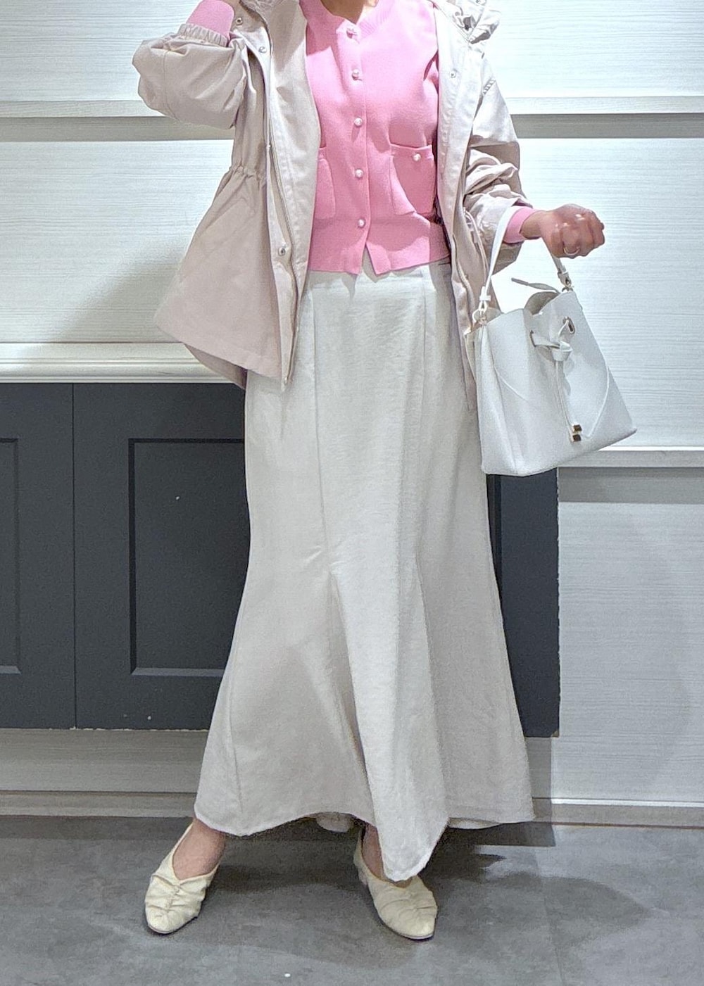 ホワイト系のショルダーバッグ、ホワイト系のパンプス、ホワイト系のスカートを着用したレディースの春コーディネートの10枚目の写真