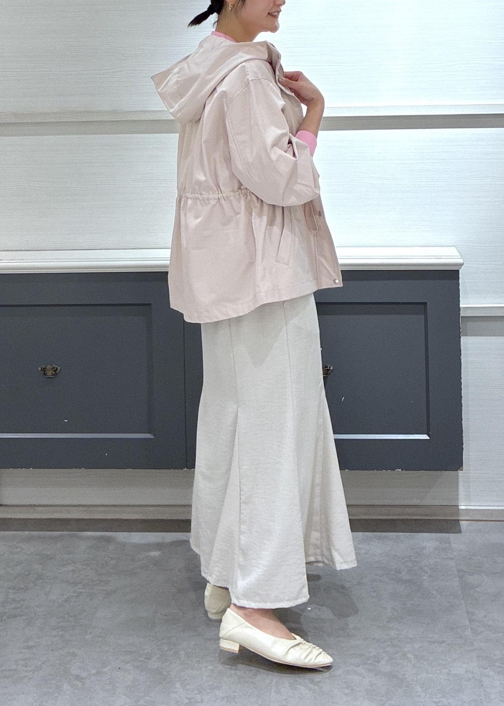 ホワイト系のショルダーバッグ、ホワイト系のパンプス、ホワイト系のスカートを着用したレディースの春コーディネートの3枚目の写真