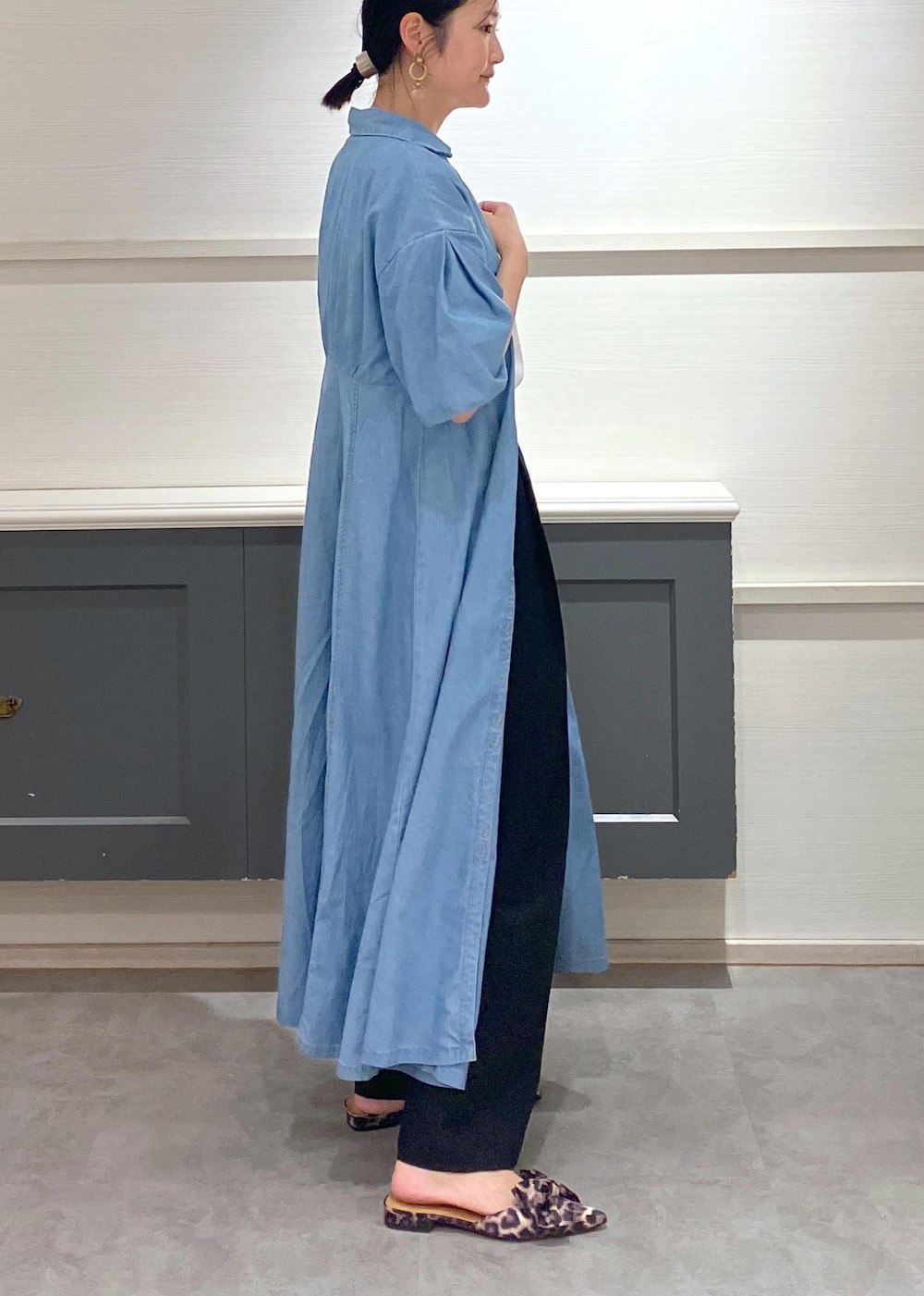 「ロゴ、ロゴTシャツ、VIS_TIMESALE、春のお仕事服_pickup、初夏コーデ、夏コーデ、お出かけコーデ、女子会コーデ、大人カジュアル、パンツスタイル、体型カバー、カジュアルコーデ、シンプルコーデ、VIS、ストレート」｜「Juzeのサテンリボンミュール（サンダル、その他）」を使った、mikusonvisさん（レディース・168cm）の春コーディネートの3枚目の写真