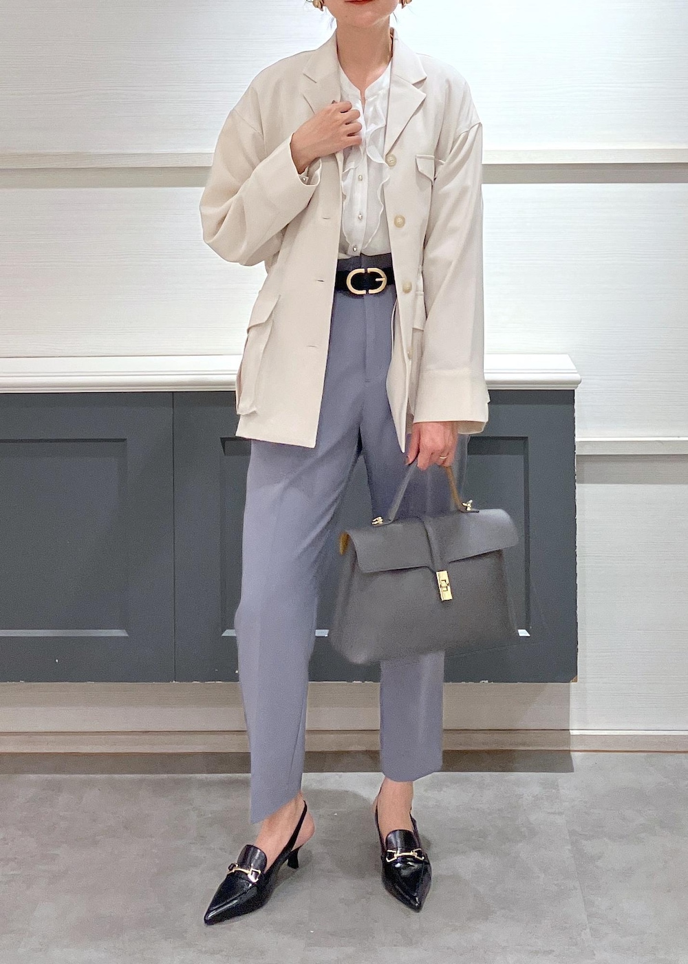 「春アウター、羽織、初春コーデ、春コーデ、お仕事コーデ、セレモニーコーデ、デートコーデ、お出かけコーデ、女子会コーデ、大人カジュアル、パンツスタイル、体型カバー、ワントーンコーデ、きれいめコーデ、VIS」｜「VISの28mm幅ダブルDバックルベルト（ベルト、ブラック系）」を使った、mikusonvisさん（レディース・168cm）の春コーディネートの3枚目の写真