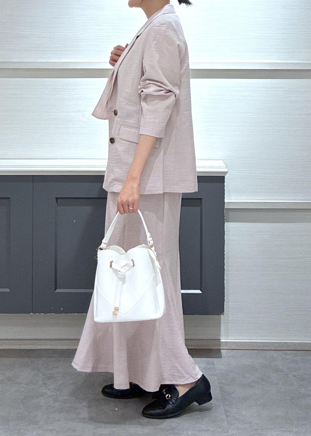 ホワイト系のショルダーバッグ、ブラック系のローファー、ホワイト系のキャミソールを着用したレディースの春コーディネートの4枚目の写真