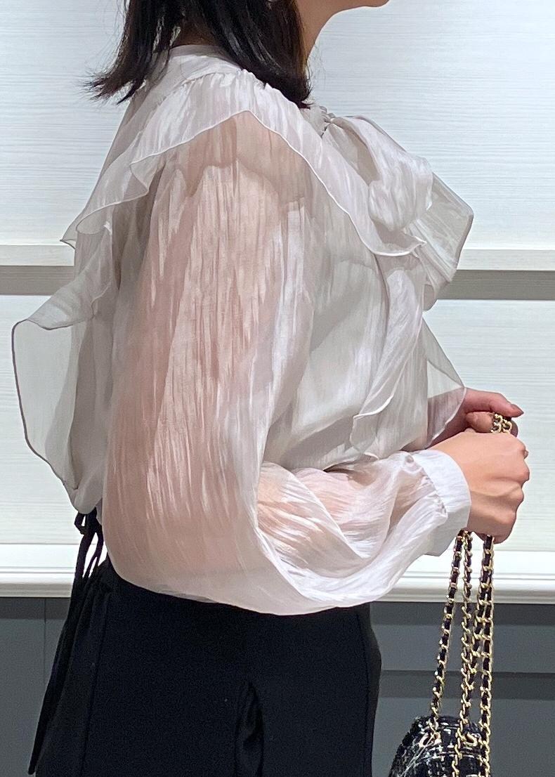 ブラック系のキャミソール、ブラック系のブーツ、ブラック系のショルダーバッグを着用したレディースの秋コーディネートの8枚目の写真