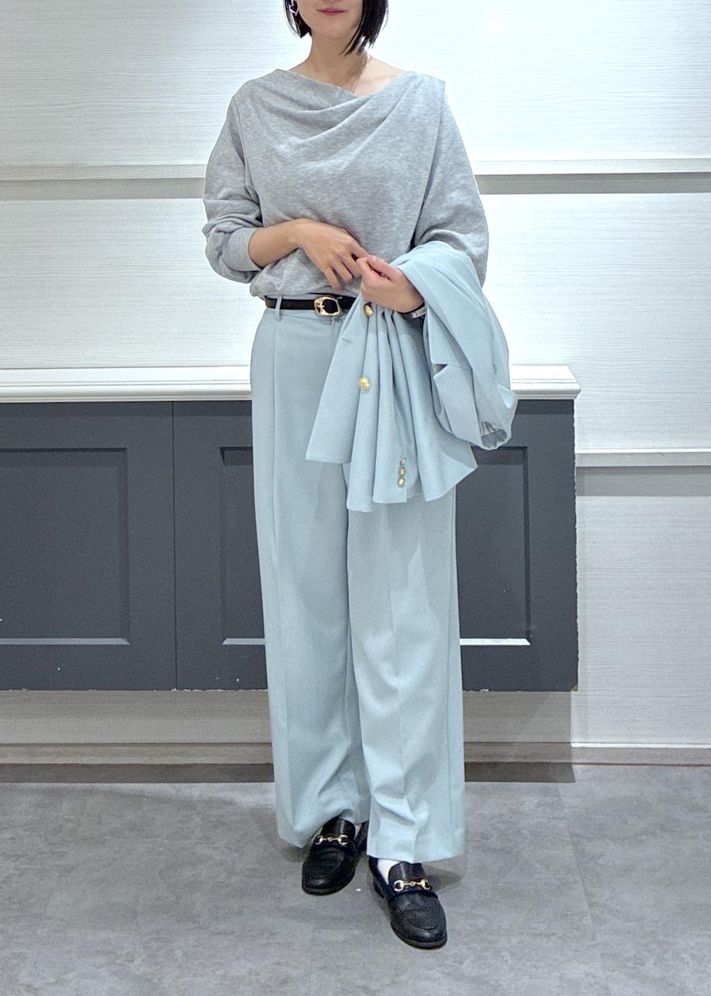 グリーン系のその他パンツ、グリーン系のテーラードジャケット、ブラック系のローファーを着用したレディースの冬コーディネートの9枚目の写真