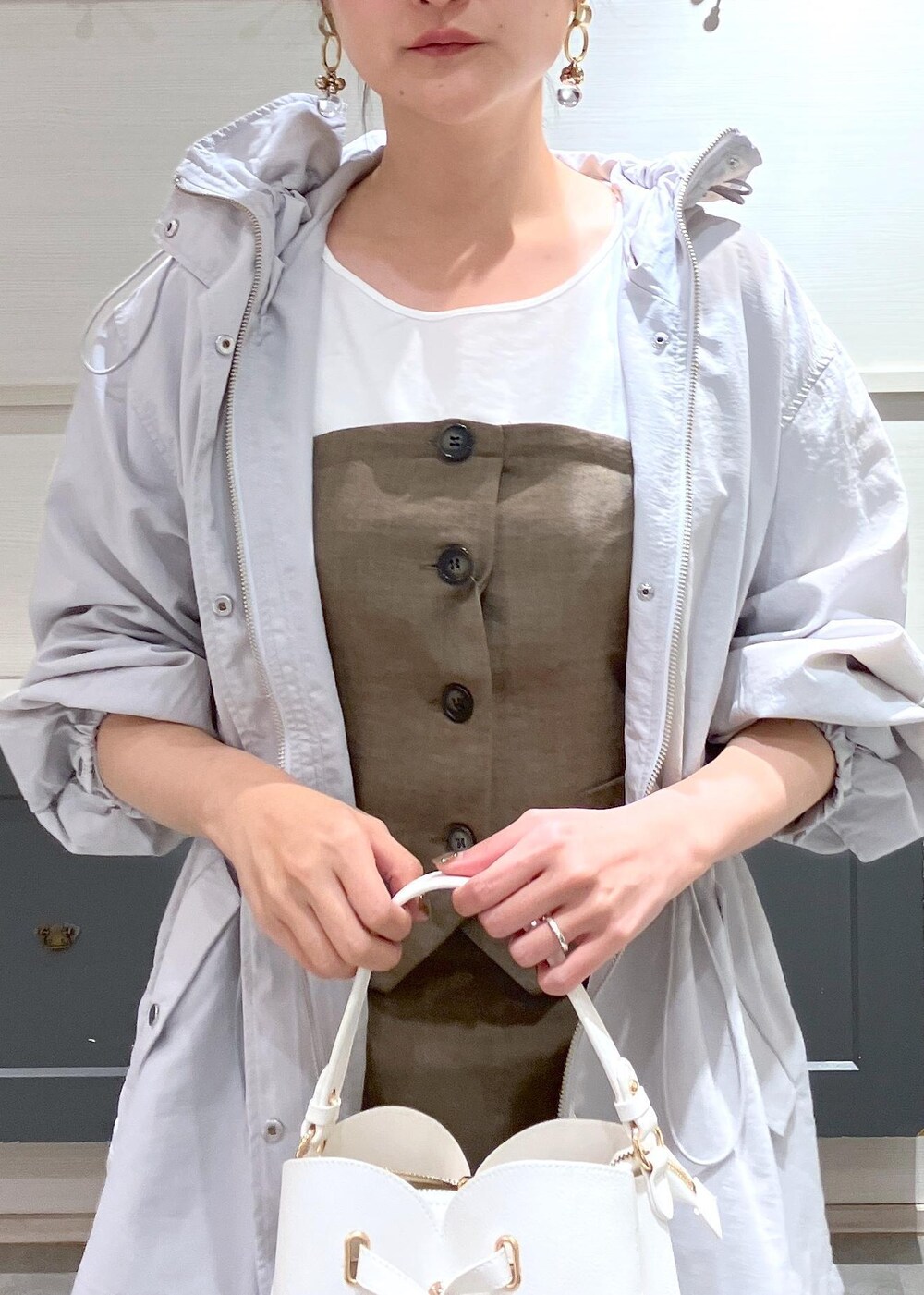 「春アウター、初夏コーデ、夏コーデ、デートコーデ、お出かけコーデ、女子会コーデ、大人カジュアル、スカートスタイル、きれいめコーデ、VIS、ストレート、イエベ秋、混合、高身長、トップス」｜「VISの【ご好評につき追加生産】【2WAY】ハートカットバッグ（ショルダーバッグ、ホワイト系）」を使った、mikusonvisさん（レディース・168cm）の春コーディネートの5枚目の写真