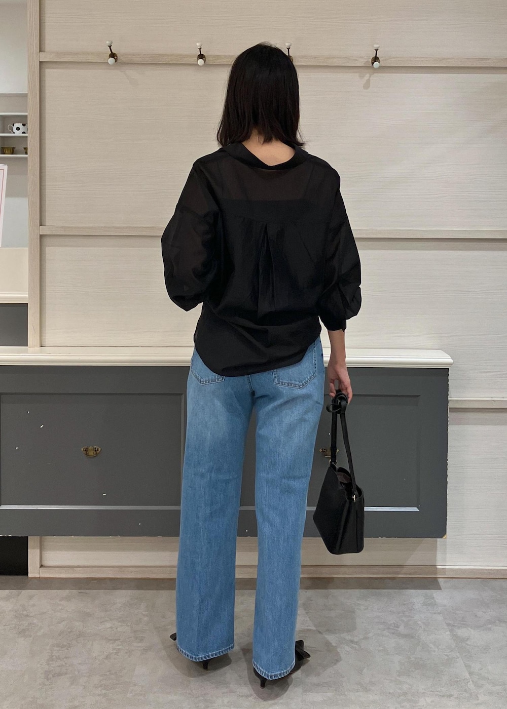 ブラック系のパンプス、ブラック系のシャツ/ブラウス、ブラウン系のTシャツ/カットソーを着用したレディースの夏コーディネートの3枚目の写真
