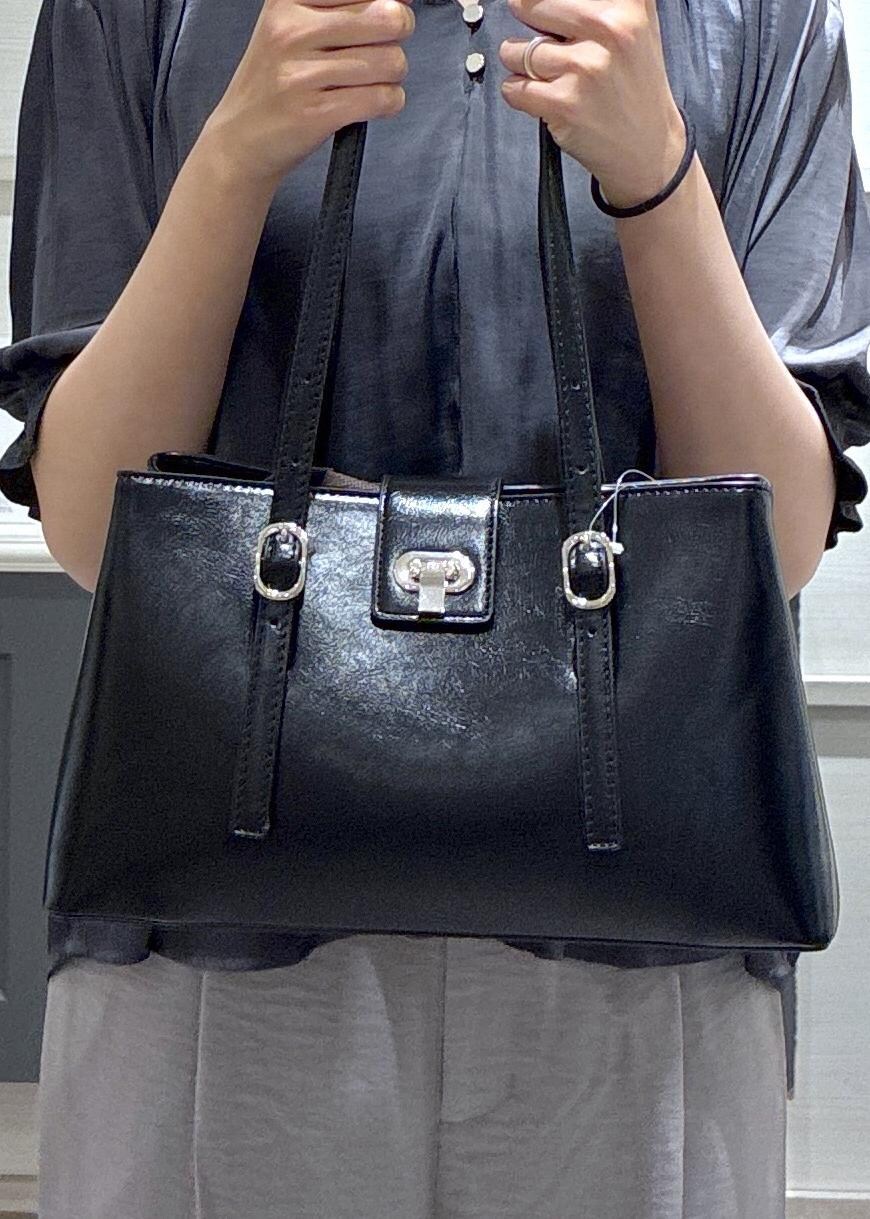 ブラック系のパンプス、ホワイト系のキャミソール、グレー系のその他パンツを着用したレディースの春コーディネートの10枚目の写真