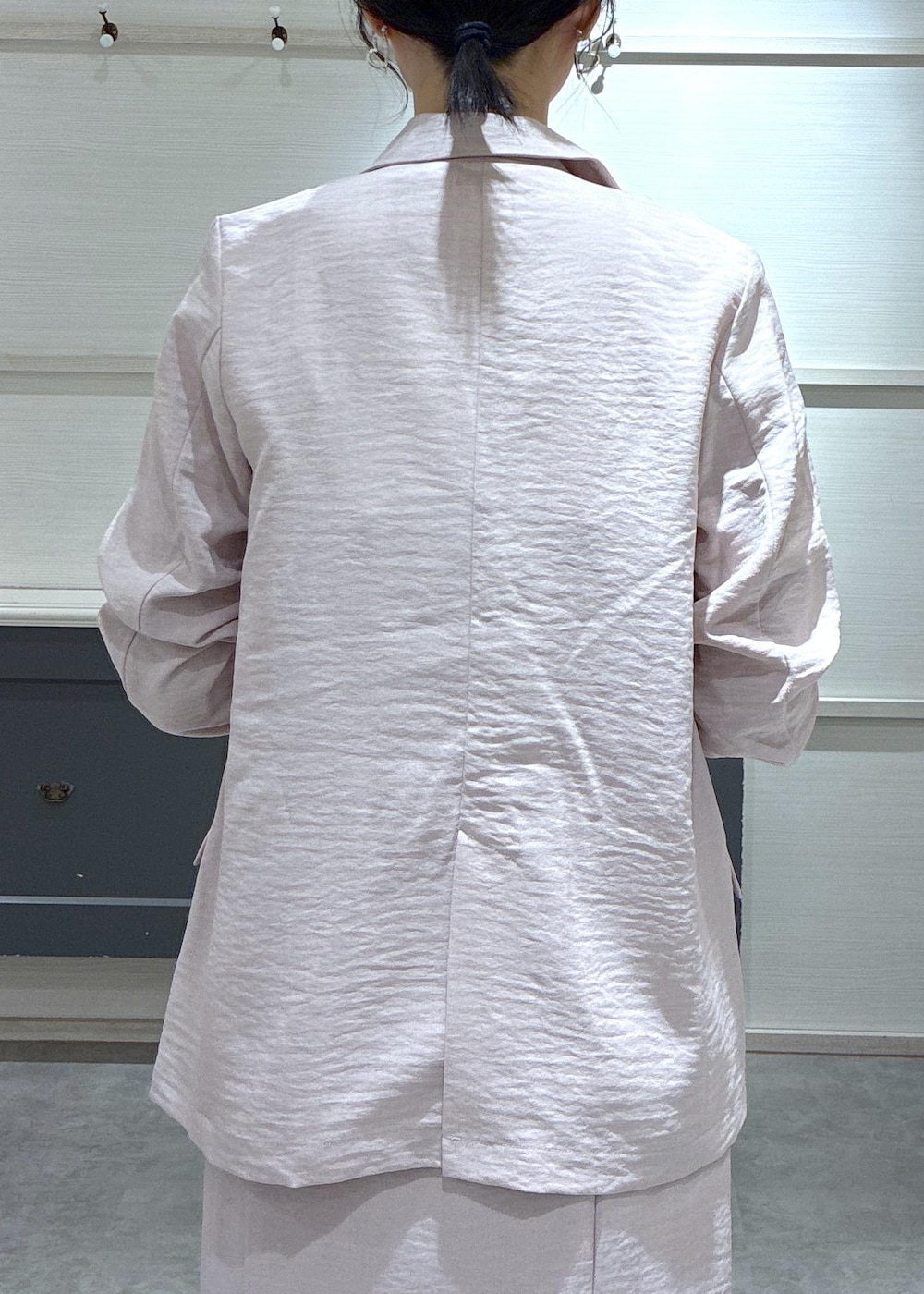 ホワイト系のショルダーバッグ、ブラック系のローファー、ホワイト系のキャミソールを着用したレディースの春コーディネートの6枚目の写真