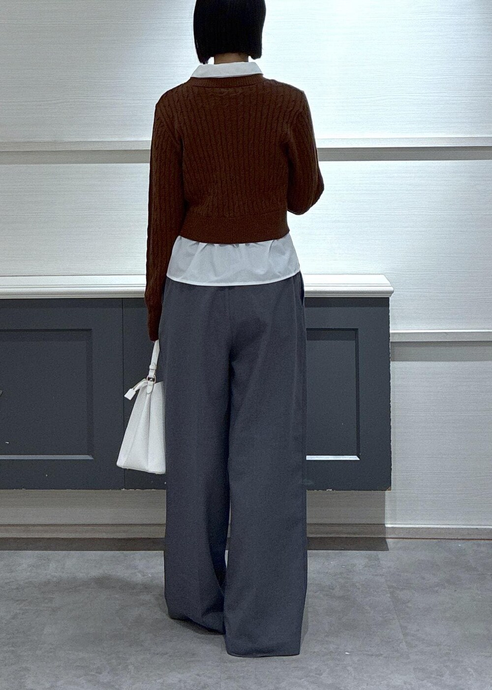 ホワイト系のショルダーバッグ、ホワイト系のキャミソール、その他のサンダルを着用したレディースの冬コーディネートの4枚目の写真