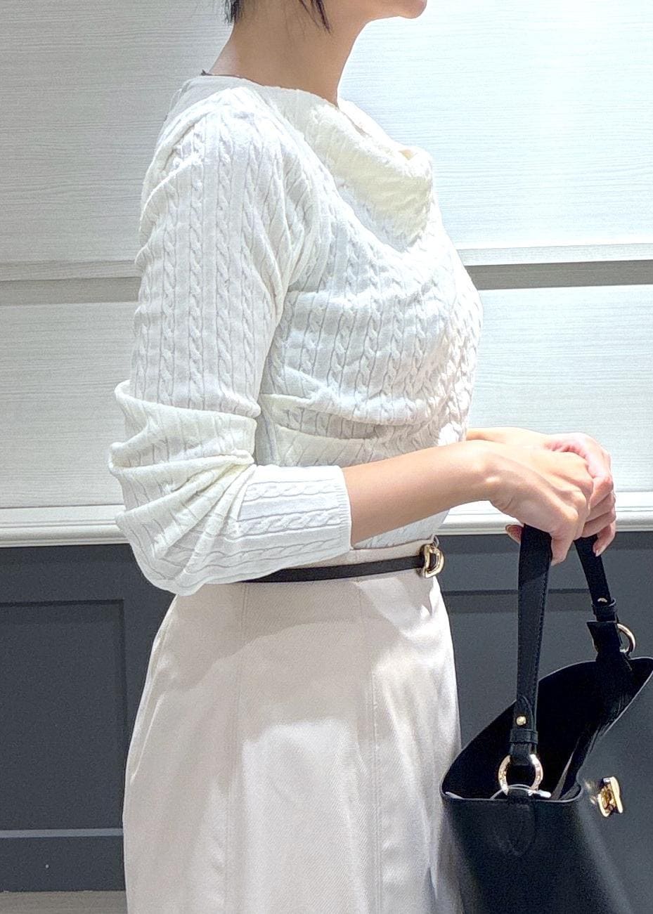 ベージュ系のテーラードジャケット、ブラック系のローファー、ベージュ系のスカートを着用したレディースの冬コーディネートの7枚目の写真