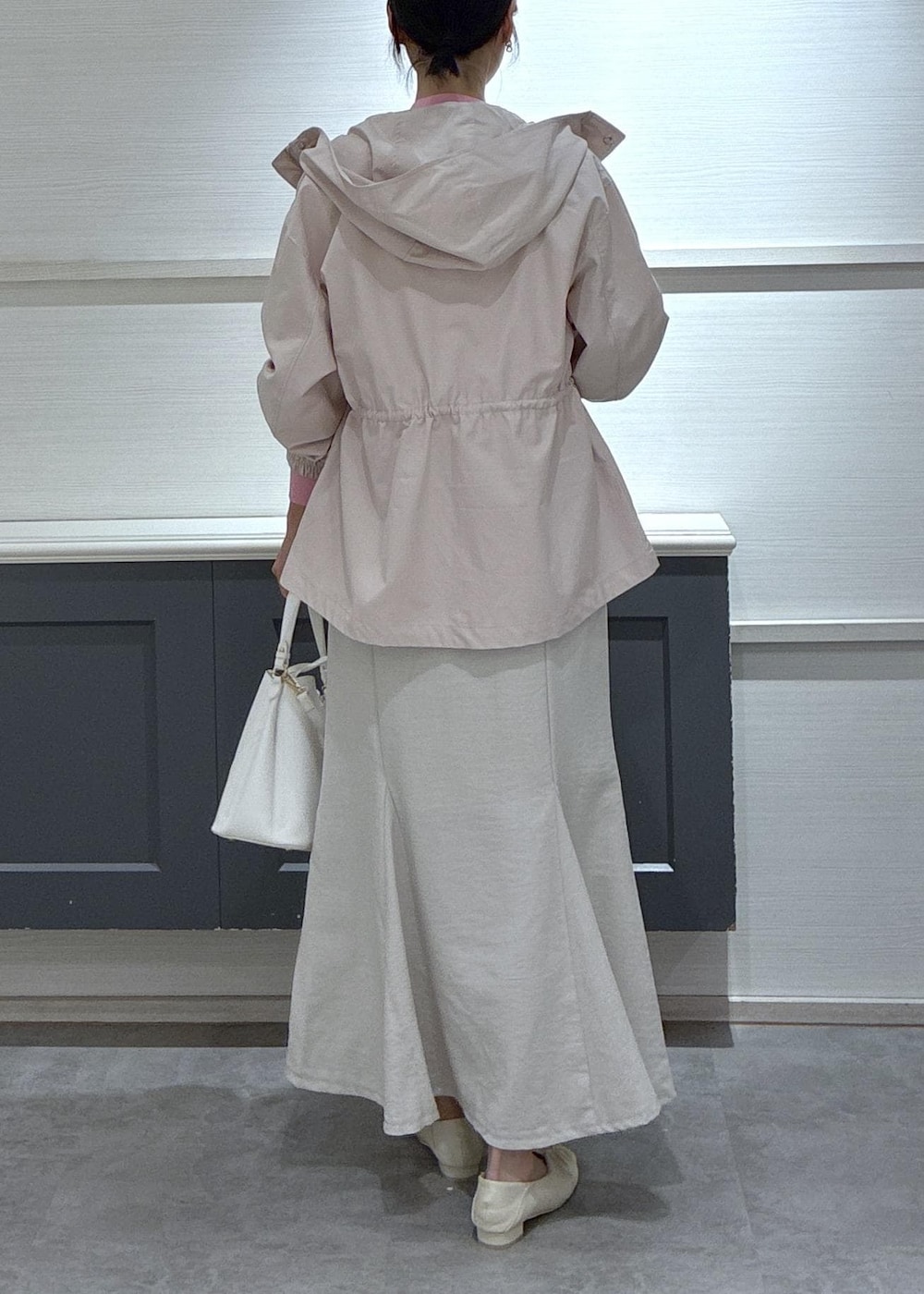 ホワイト系のショルダーバッグ、ホワイト系のパンプス、ホワイト系のスカートを着用したレディースの春コーディネートの5枚目の写真