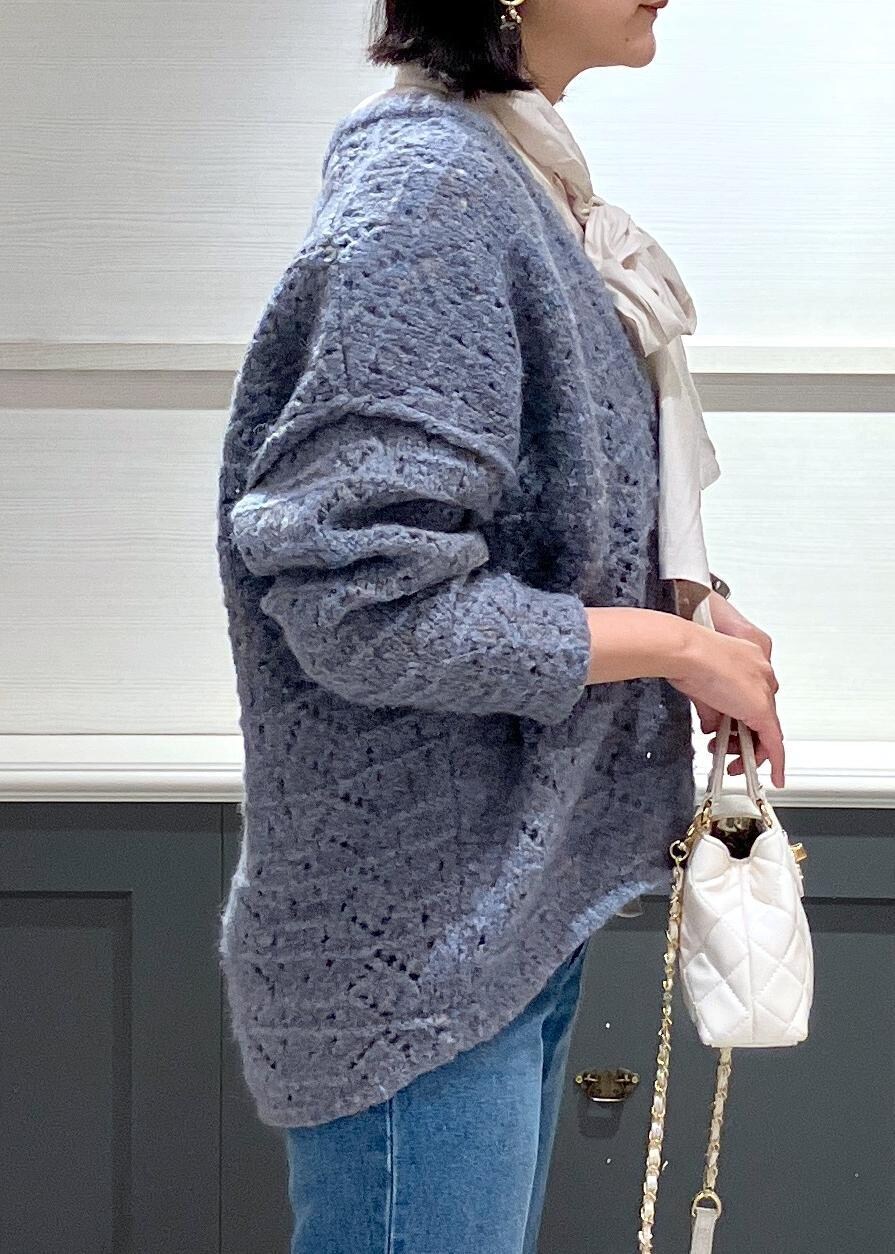 ブラック系のブーツ、ホワイト系のシャツ/ブラウス、ブルー系のニット/セーターを着用したレディースの冬コーディネートの8枚目の写真