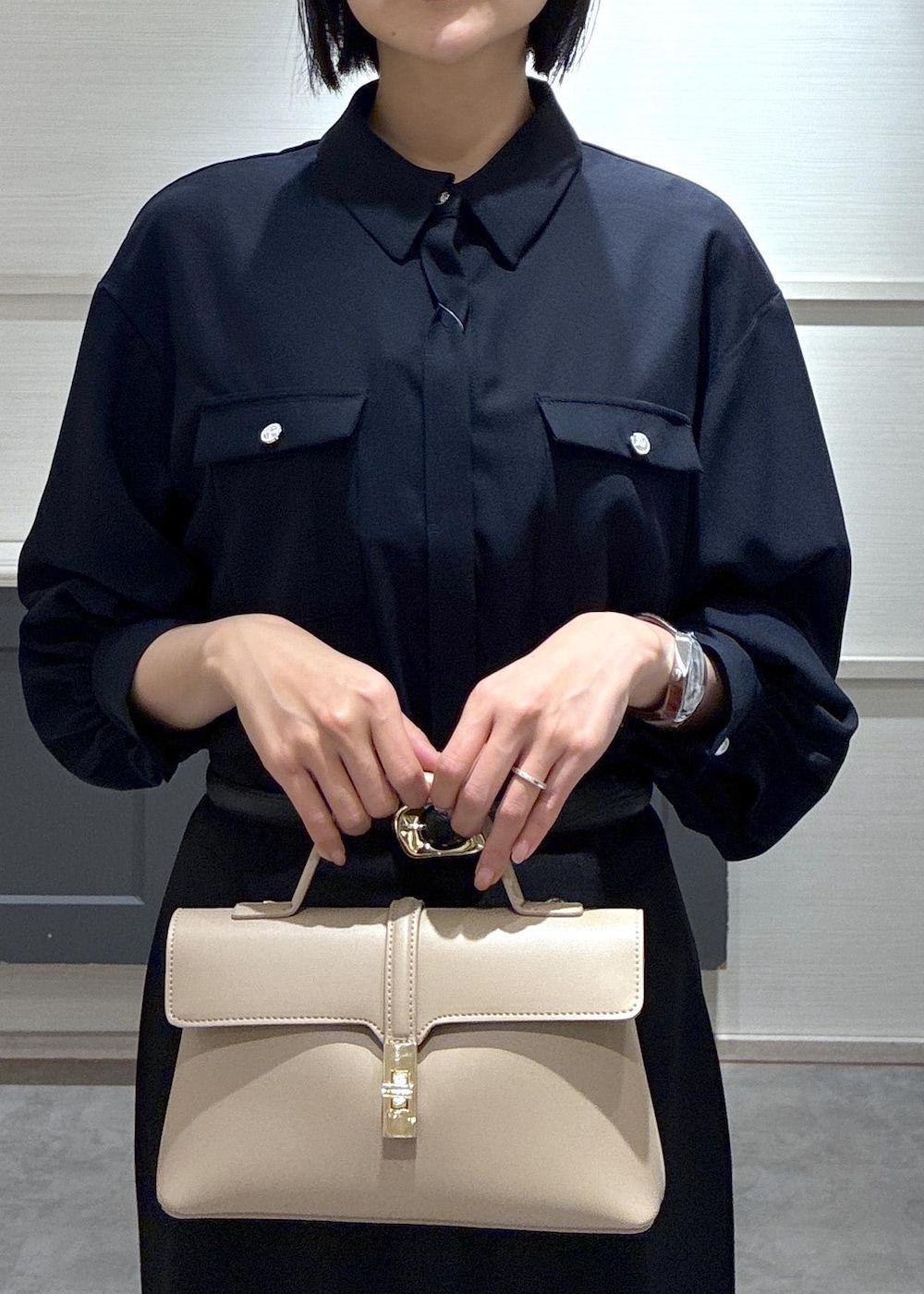 ブルー系のシャツ/ブラウス、ブラック系のローファー、ベージュ系のショルダーバッグを着用したレディースの冬コーディネートの5枚目の写真