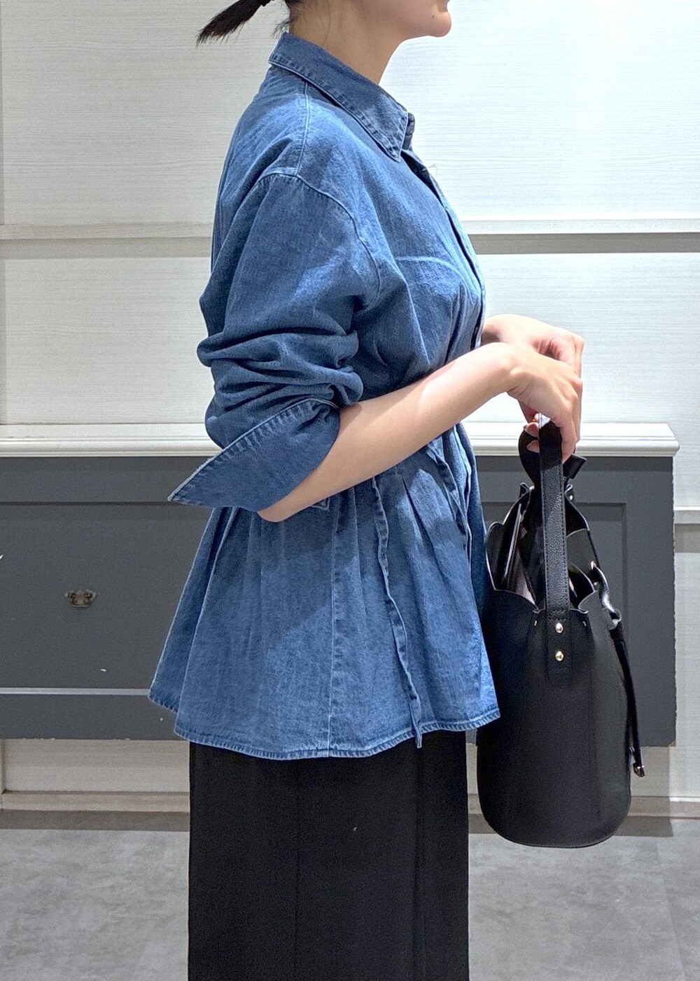 ブラック系のショルダーバッグ、ブラック系のローファー、ブラック系のキャミソールを着用したレディースの春コーディネートの8枚目の写真