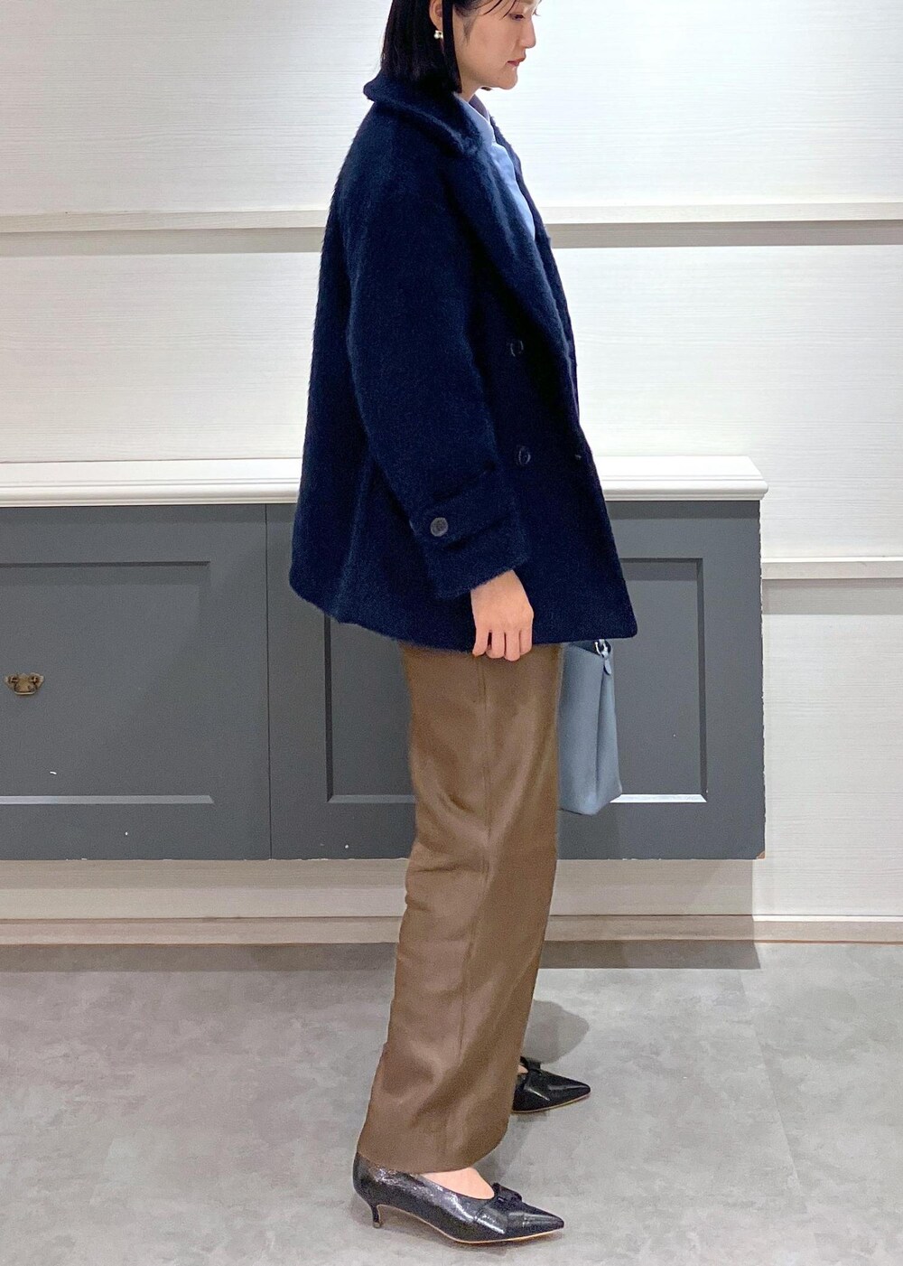 「初冬コーデ、冬コーデ、大人カジュアル、パンツスタイル、体型カバー、カジュアルコーデ、メンズライク、きれいめコーデ、VIS、ストレート、イエベ秋、混合、高身長、トップス、シャツ/ブラウス」｜「Juzeの【ご好評につき追加生産】ビッグリボンパンプス（パンプス、ブラック系）」を使った、mikusonvisさん（レディース・168cm）の冬コーディネートの2枚目の写真