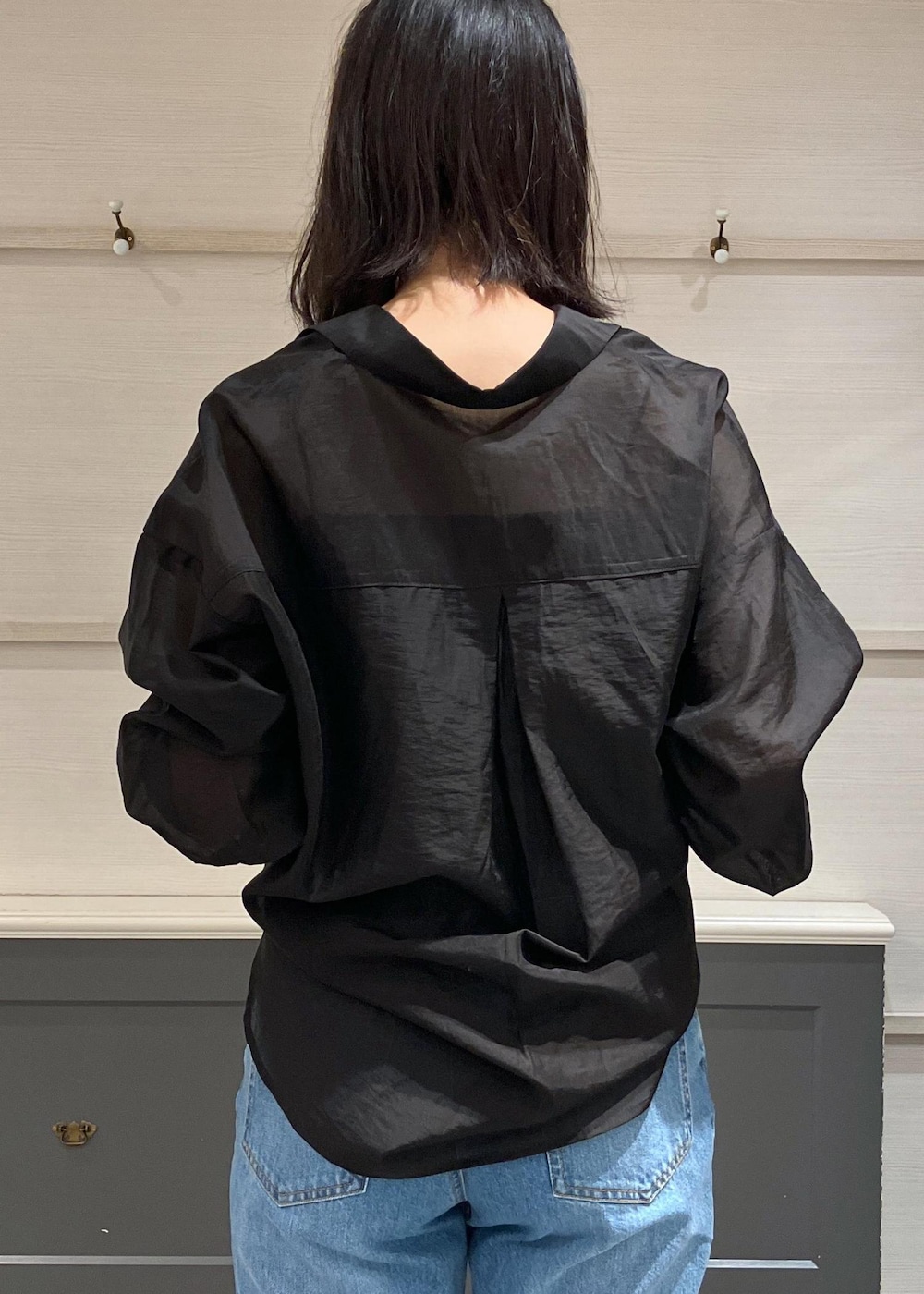 ブラック系のパンプス、ブラック系のシャツ/ブラウス、ブラウン系のTシャツ/カットソーを着用したレディースの夏コーディネートの6枚目の写真