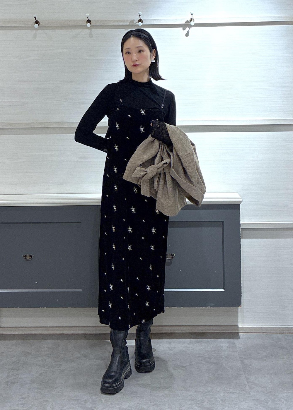 ブラック系のワンピース、ブラック系のTシャツ/カットソー、ベージュ系のテーラードジャケットを着用したレディースの秋コーディネートの2枚目の写真