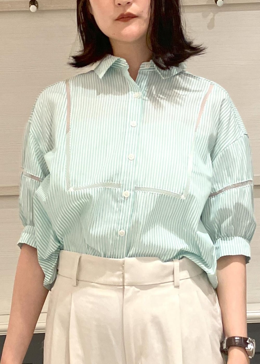 グリーン系のサンダル、ホワイト系のスラックス、ホワイト系のハンドバッグを着用したレディースの夏コーディネートの4枚目の写真
