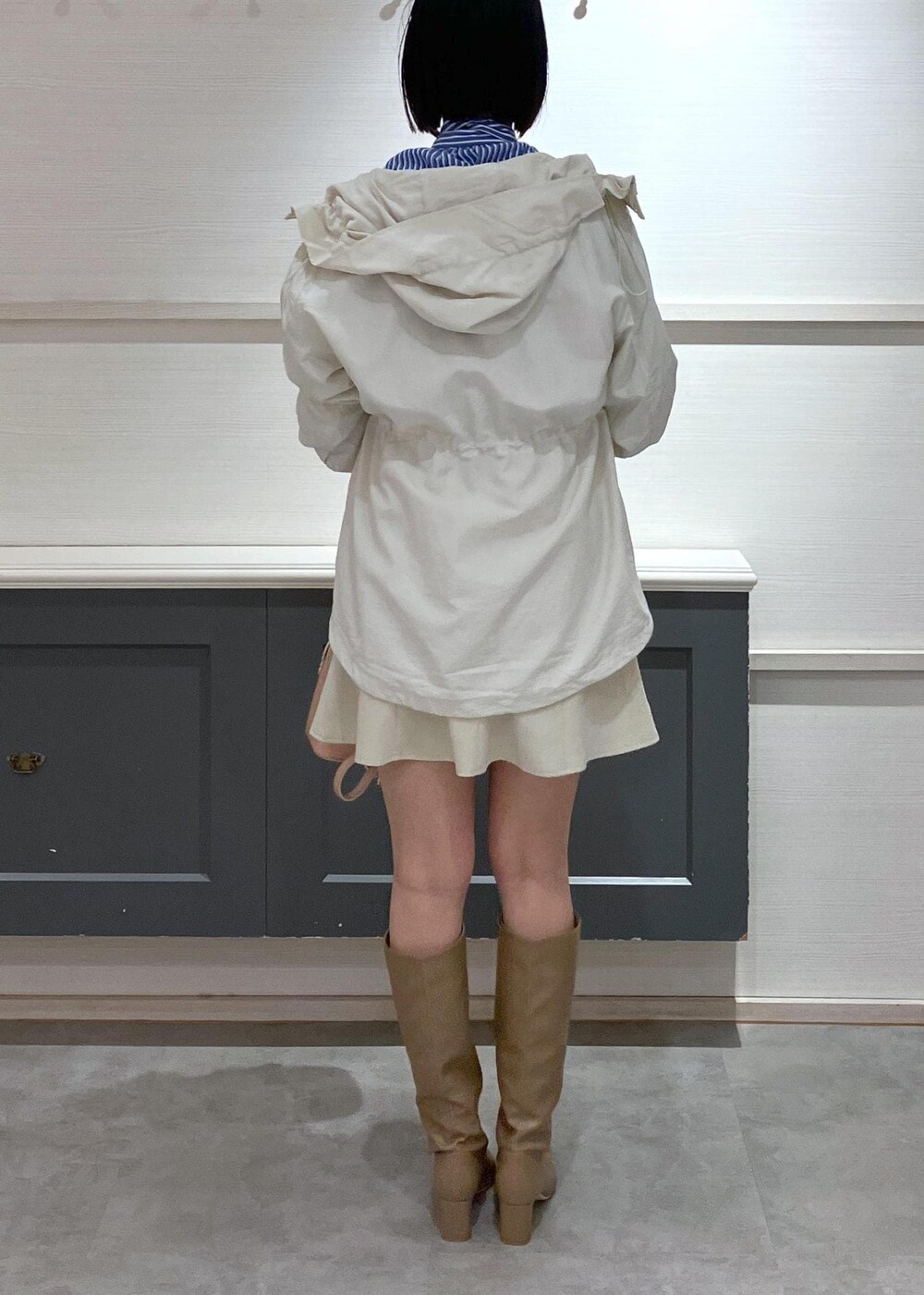 ベージュ系のブーツ、ホワイト系のスカート、ブルー系のシャツ/ブラウスを着用したレディースの冬コーディネートの4枚目の写真