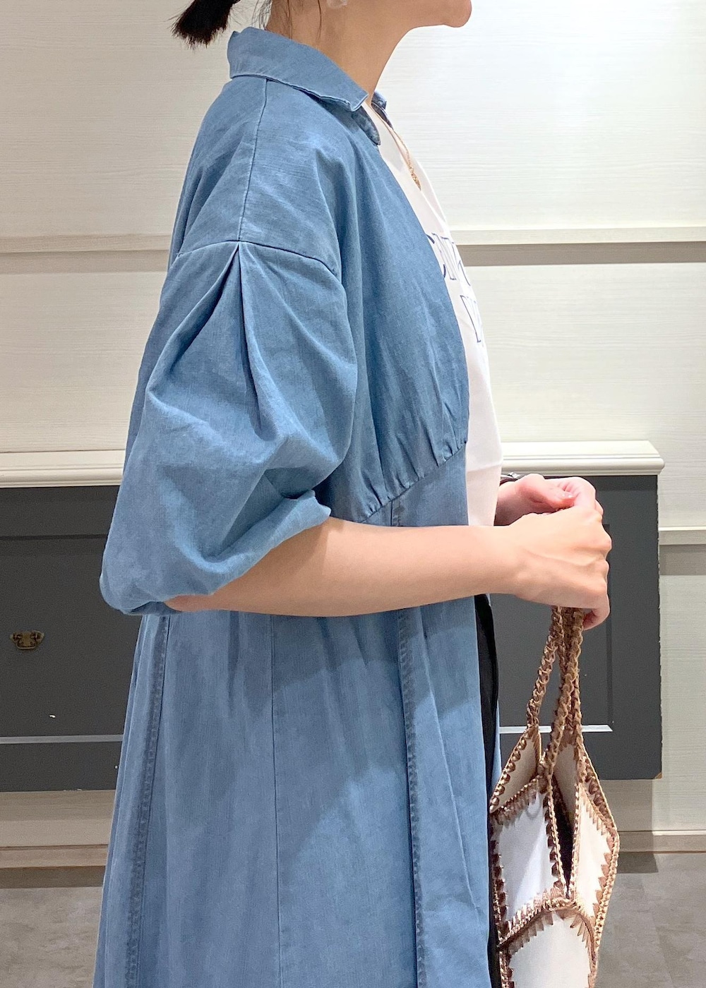 「ロゴ、ロゴTシャツ、VIS_TIMESALE、春のお仕事服_pickup、初夏コーデ、夏コーデ、お出かけコーデ、女子会コーデ、大人カジュアル、パンツスタイル、体型カバー、カジュアルコーデ、シンプルコーデ、VIS、ストレート」｜「Juzeのサテンリボンミュール（サンダル、その他）」を使った、mikusonvisさん（レディース・168cm）の春コーディネートの6枚目の写真