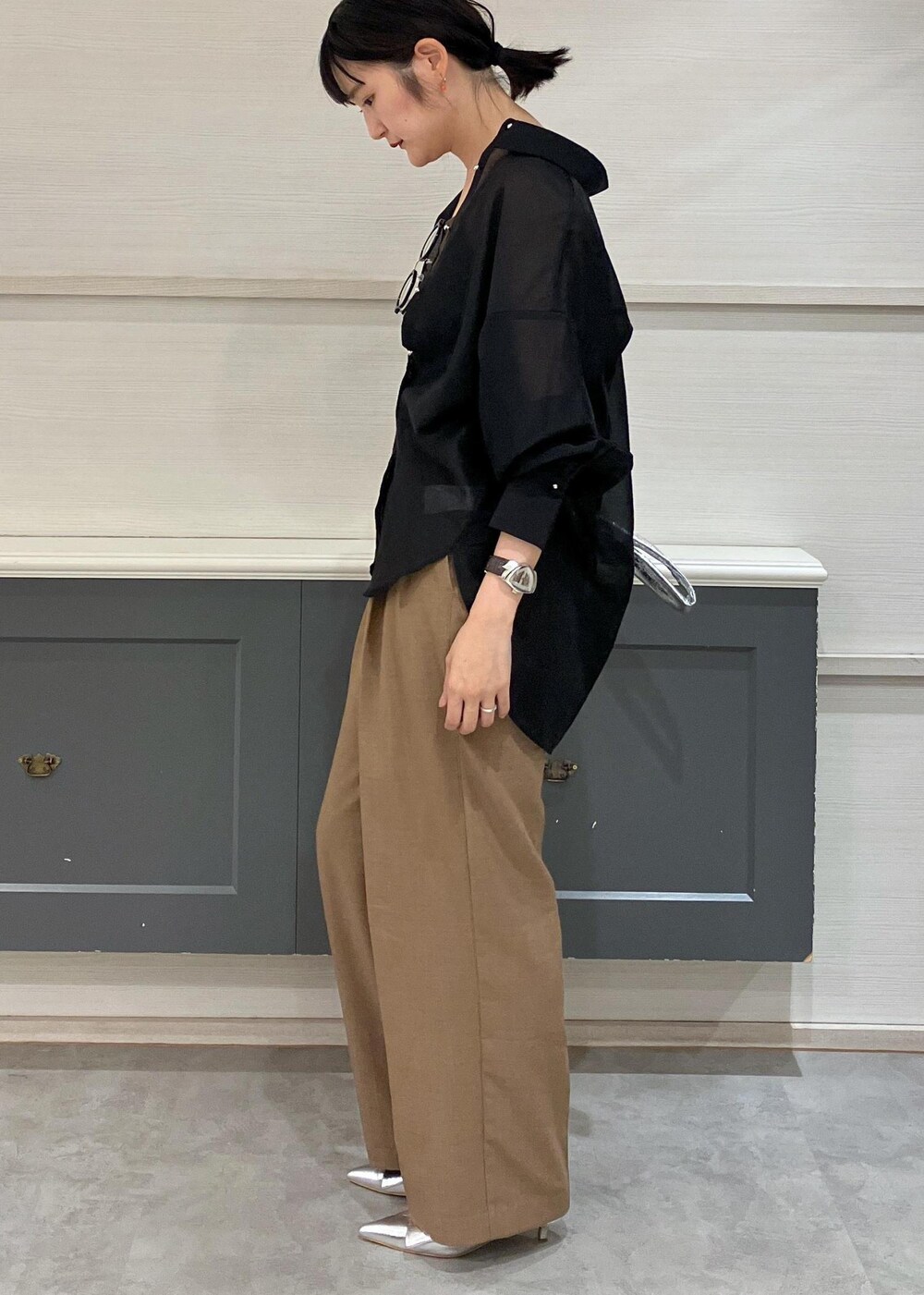 「アンサンブル、シアー、シアーシャツ、ブラウス、アイウェア、サングラス、美easy、ウォッシャブル、ワイドパンツ、リボンパンプス、リボン、シルバー、30代、大人カジュアル、デザイントップス」｜「Juzeの【ご好評につき追加生産】ビッグリボンパンプス（パンプス、シルバー系）」を使った、mikusonvisさん（レディース・168cm）の夏コーディネートの4枚目の写真