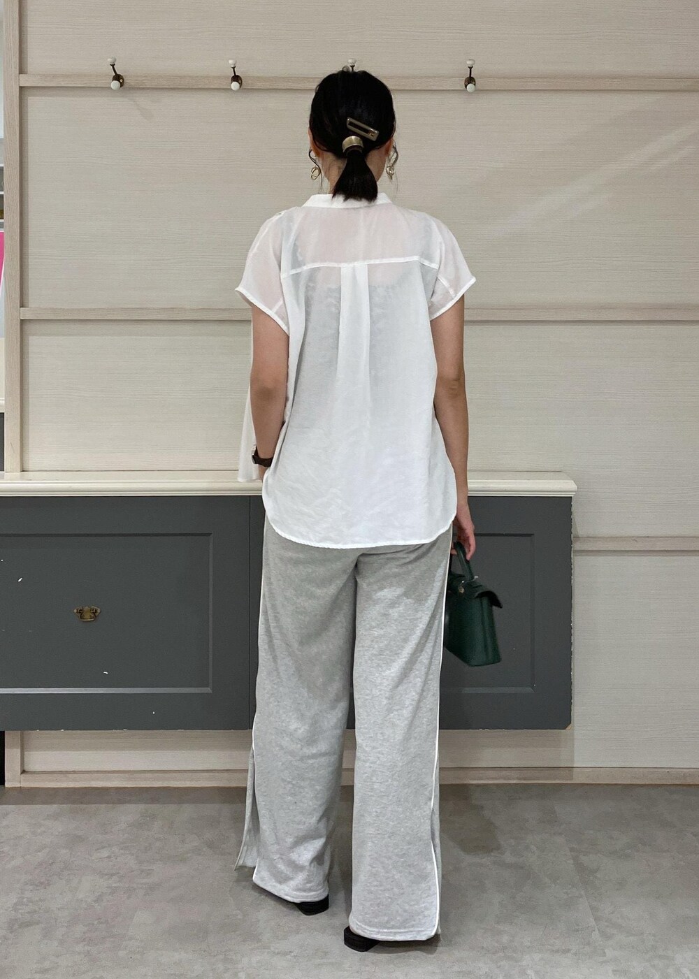 ホワイト系のシャツ/ブラウス、その他のキャミソール、グリーン系のショルダーバッグを着用したレディースの夏コーディネートの3枚目の写真