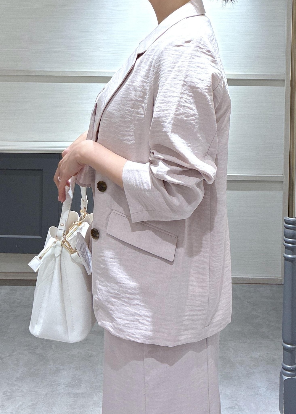 ホワイト系のショルダーバッグ、ブラック系のローファー、ホワイト系のキャミソールを着用したレディースの春コーディネートの7枚目の写真