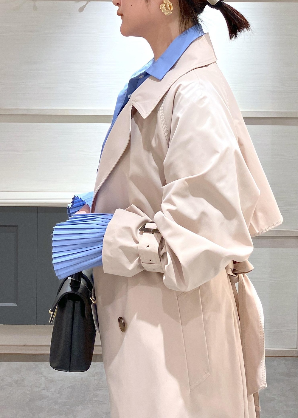 「羽織、初春コーデ、春コーデ、VIS、ストレート、イエベ秋、混合、高身長、トップス、シャツ/ブラウス、ジャケット/アウター、トレンチコート、パンツ、デニムパンツ、バッグ」｜「Juzeの【ご好評につき追加生産】ビッグリボンパンプス（パンプス、ブラック系）」を使った、mikusonvisさん（レディース・168cm）の春コーディネートの7枚目の写真