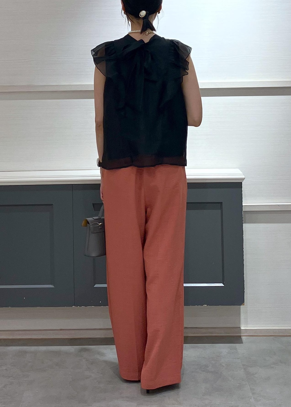「初夏コーデ、夏コーデ、お仕事コーデ、デートコーデ、お出かけコーデ、女子会コーデ、大人カジュアル、パンツスタイル、フェミニンコーデ、きれいめコーデ、VIS、ストレート、イエベ秋、混合、高身長」｜「Juzeの【ご好評につき追加生産】ビッグリボンパンプス（パンプス、ブラック系）」を使った、mikusonvisさん（レディース・168cm）の夏コーディネートの4枚目の写真