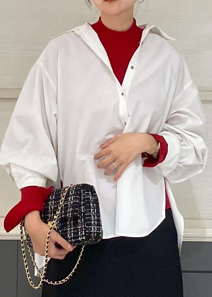 ブラック系のパンプス、ホワイト系のシャツ/ブラウス、ブラック系のショルダーバッグを着用したレディースの秋コーディネートの4枚目の写真