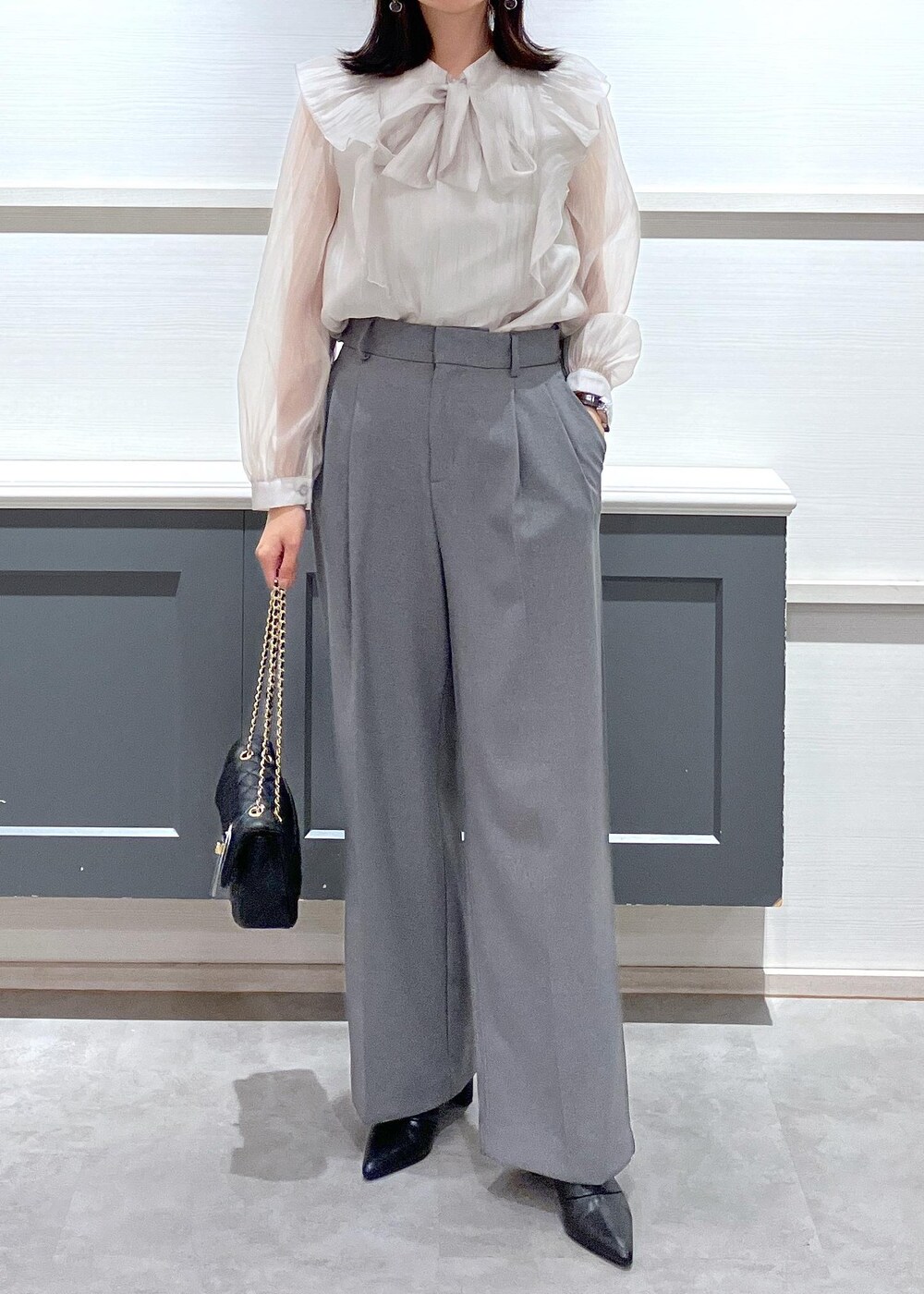 ブラック系のブーツ、ブラック系のショルダーバッグ、ベージュ系のシャツ/ブラウスを着用したレディースの秋コーディネートの8枚目の写真