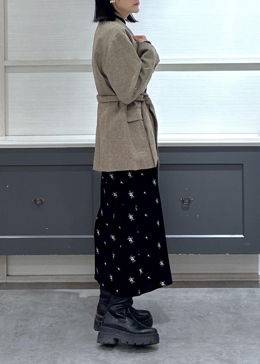 ブラック系のワンピース、ブラック系のTシャツ/カットソー、ベージュ系のテーラードジャケットを着用したレディースの秋コーディネートの4枚目の写真