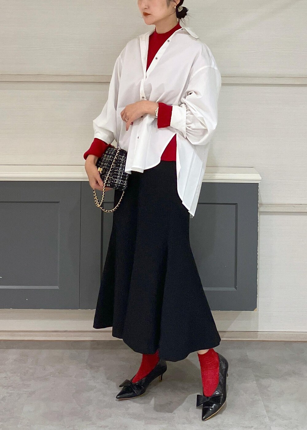 ブラック系のパンプス、ホワイト系のシャツ/ブラウス、ブラック系のショルダーバッグを着用したレディースの秋コーディネートの2枚目の写真