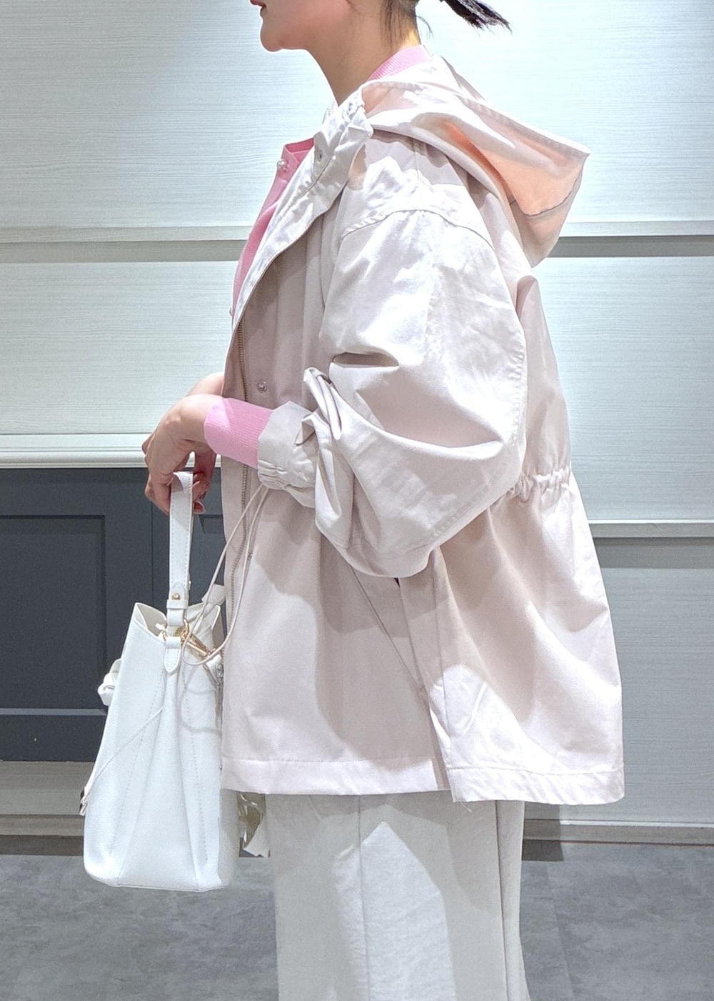 ホワイト系のショルダーバッグ、ホワイト系のパンプス、ホワイト系のスカートを着用したレディースの春コーディネートの8枚目の写真