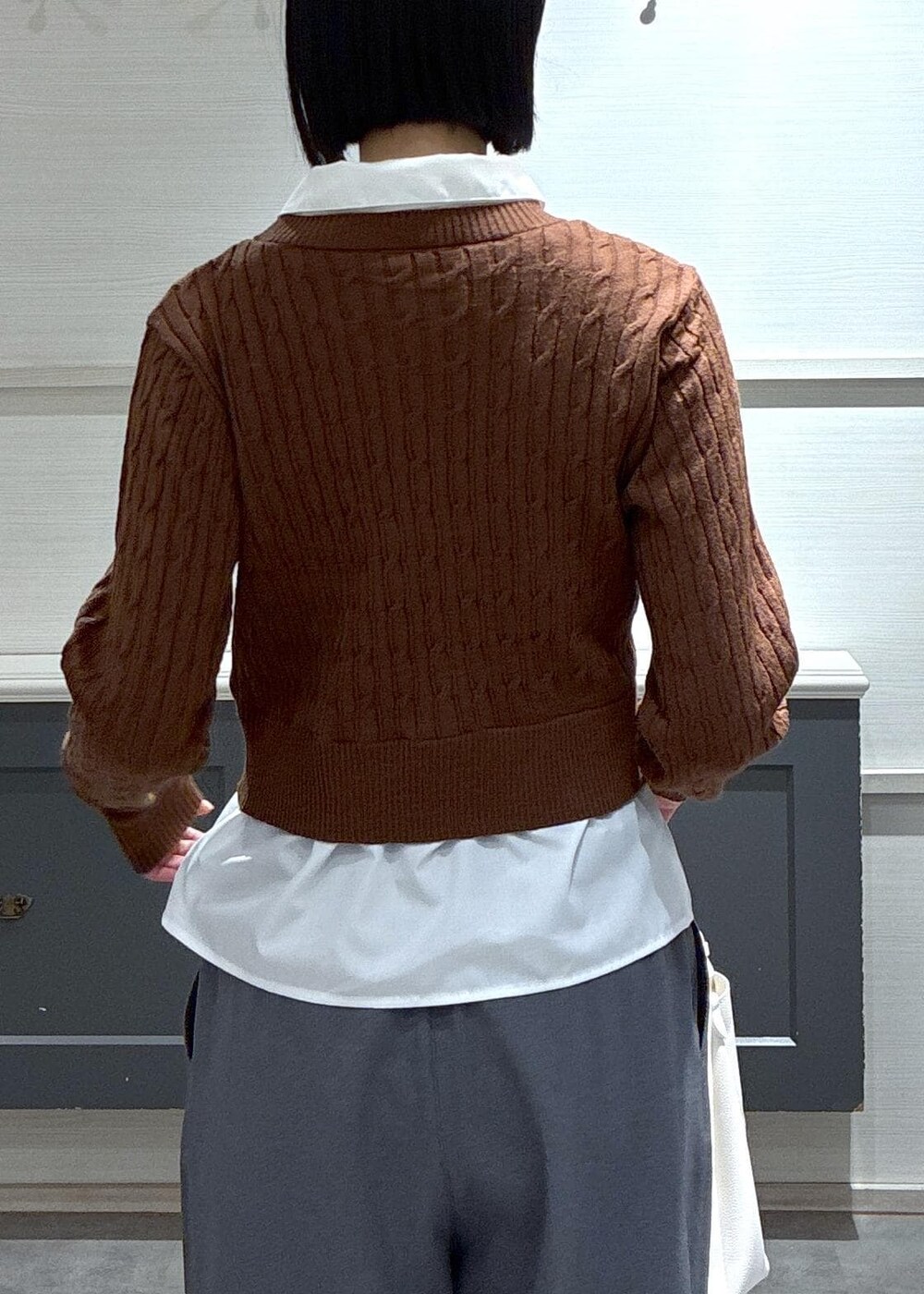 ホワイト系のショルダーバッグ、ホワイト系のキャミソール、その他のサンダルを着用したレディースの冬コーディネートの6枚目の写真