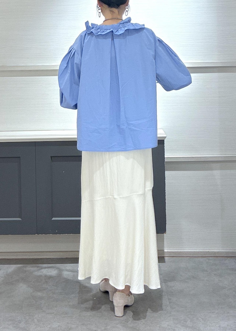 ホワイト系のショルダーバッグ、ベージュ系のパンプス、ホワイト系のキャミソールを着用したレディースの春コーディネートの5枚目の写真