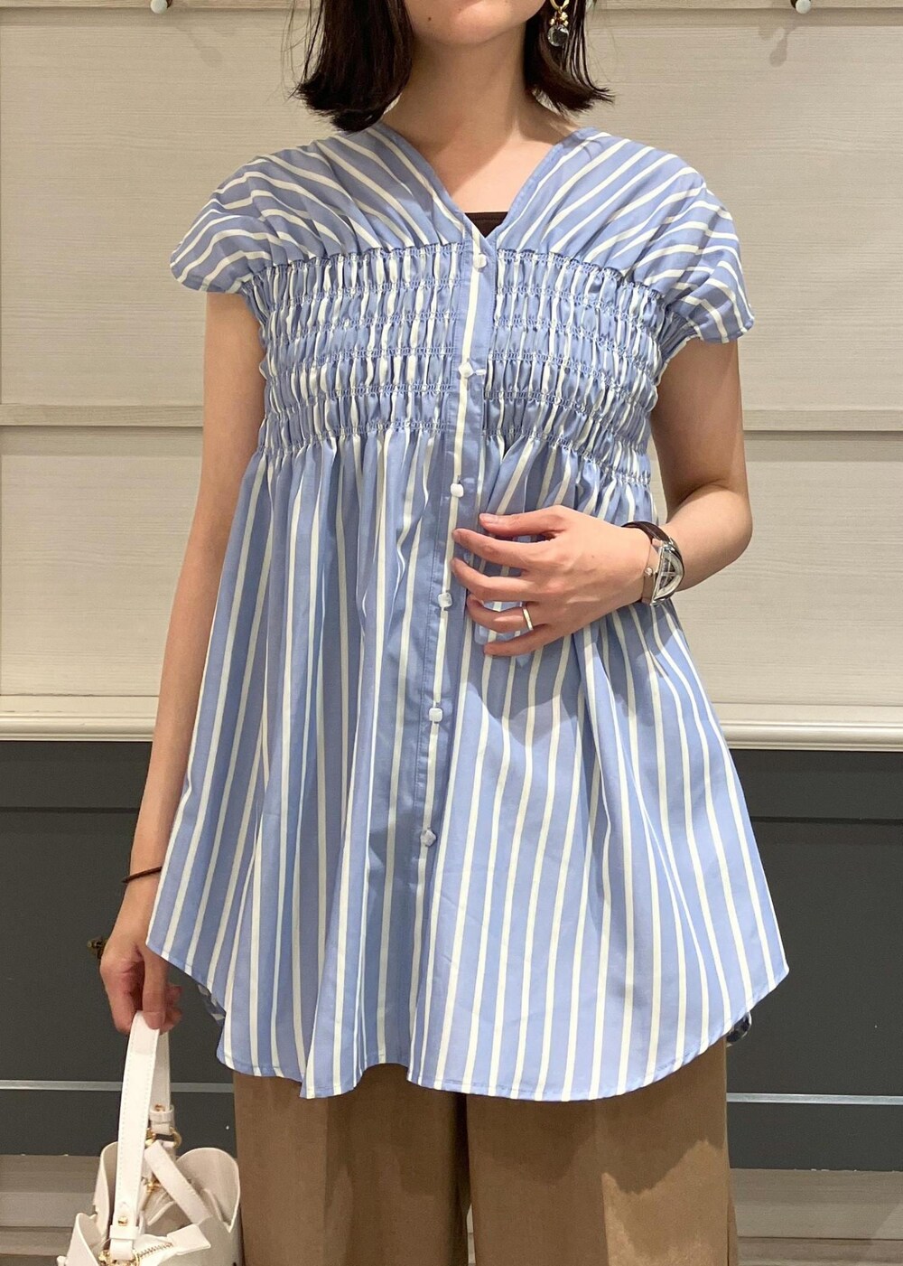 「ワイドパンツ、デザイントップス、羽織、ウォッシャブル、アンサンブル、きれいめカジュアル、プチプラ、ホワイト、ブルー、ブラウス、フレンチスリーブ、ブラウン、十分丈、初夏コーデ、夏コーデ」｜「Juzeのストラップヒールサンダル（サンダル、ホワイト系）」を使った、mikusonvisさん（レディース・168cm）の夏コーディネートの5枚目の写真