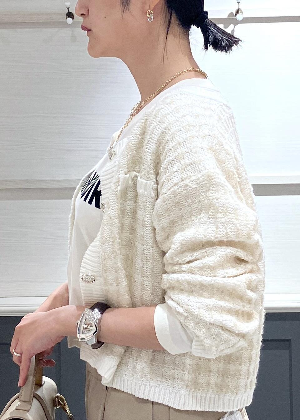 ベージュ系のショルダーバッグ、ブラック系のパンプス、ベージュ系のスラックスを着用したレディースの秋コーディネートの5枚目の写真