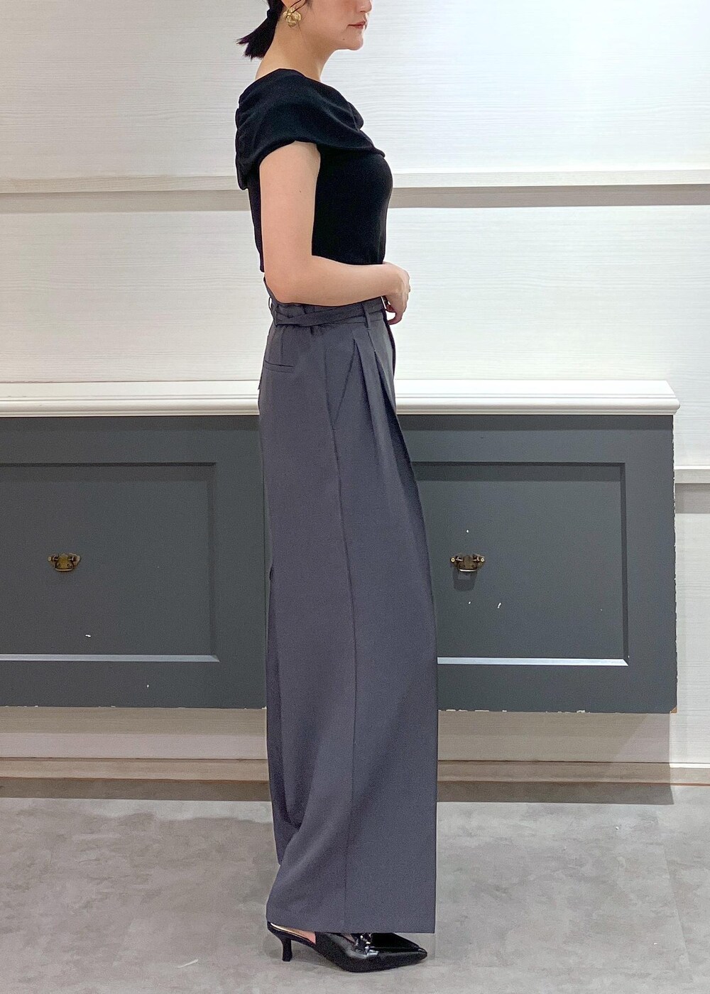 「初夏コーデ、夏コーデ、お仕事コーデ、授業参観日コーデ、デートコーデ、お出かけコーデ、女子会コーデ、大人カジュアル、パンツスタイル、体型カバー、ワントーンコーデ、ヘルシーコーデ、フェミニンコーデ、きれいめコーデ、VIS」｜「VISの【2WAY】ひねり金具ワンハンドルミニショルダーバッグ（ショルダーバッグ、ブラック系）」を使った、mikusonvisさん（レディース・168cm）の夏コーディネートの3枚目の写真