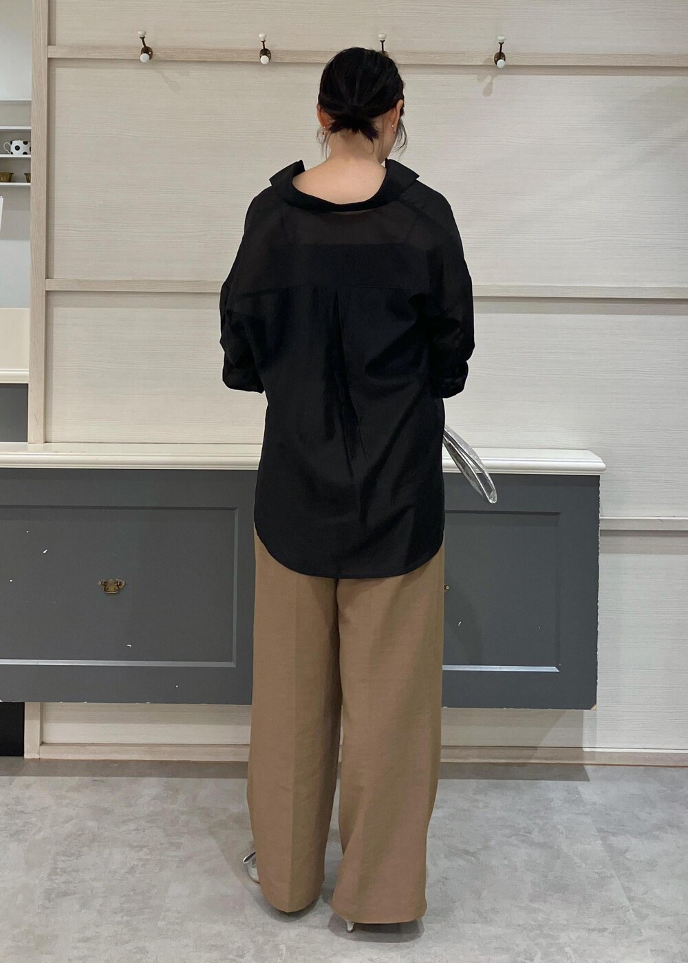 「アンサンブル、シアー、シアーシャツ、ブラウス、アイウェア、サングラス、美easy、ウォッシャブル、ワイドパンツ、リボンパンプス、リボン、シルバー、30代、大人カジュアル、デザイントップス」｜「Juzeの【ご好評につき追加生産】ビッグリボンパンプス（パンプス、シルバー系）」を使った、mikusonvisさん（レディース・168cm）の夏コーディネートの3枚目の写真