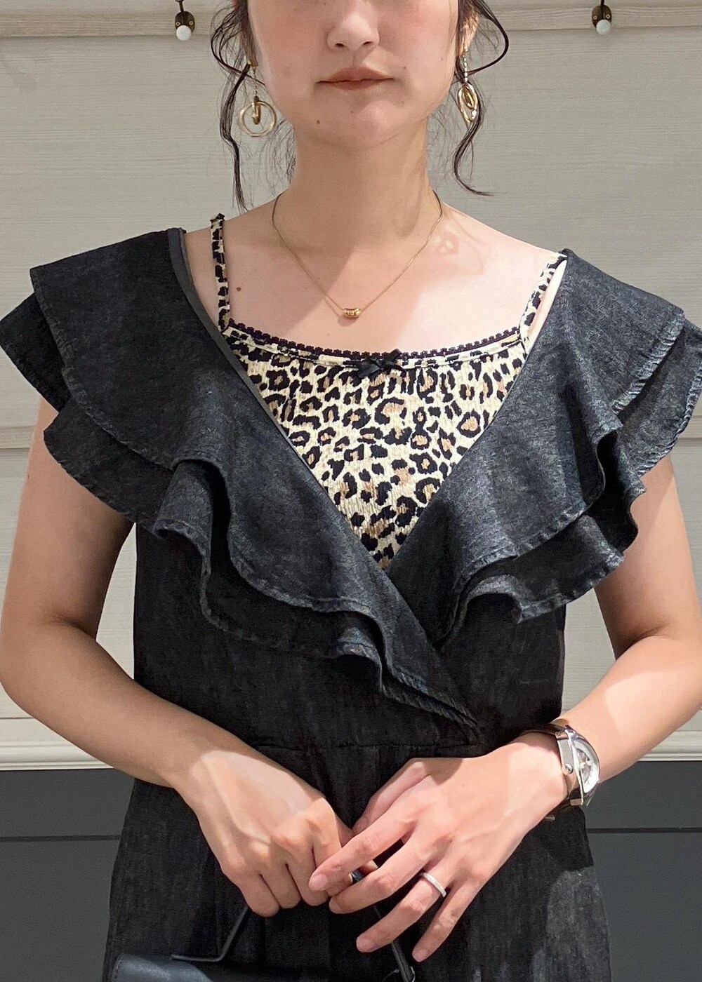「ファー、ファーサンダル、デニム、ブラック、パンツ、ワイド、オールインワン、サロペット、サンダル、夏コーデ、初秋コーデ、秋コーデ、デートコーデ、お出かけコーデ、大人カジュアル」｜「VISのメタルパイプビーントップネックレス（ネックレス、ゴールド系）」を使った、mikusonvisさん（レディース・168cm）の夏コーディネートの4枚目の写真