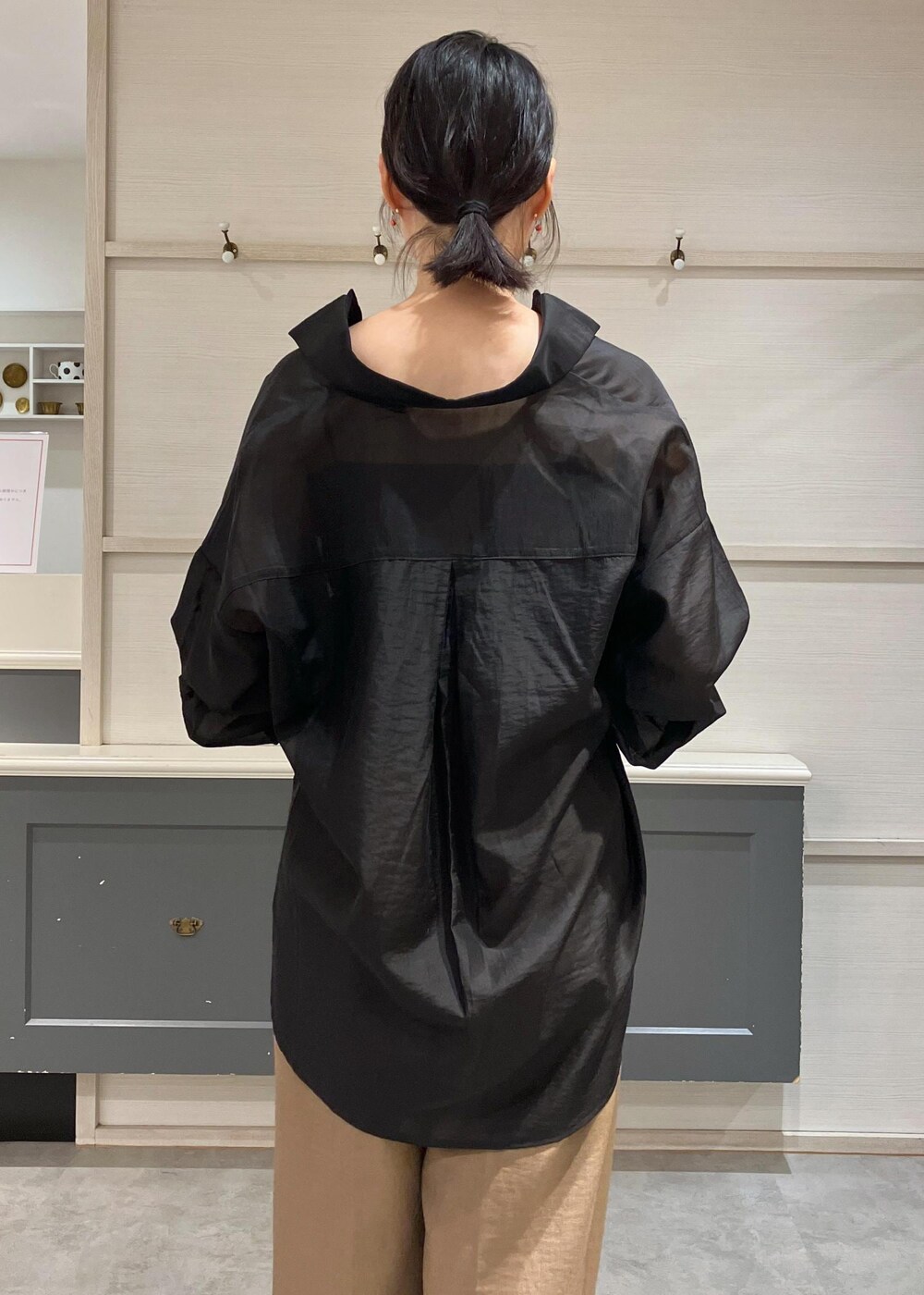 「アンサンブル、シアー、シアーシャツ、ブラウス、アイウェア、サングラス、美easy、ウォッシャブル、ワイドパンツ、リボンパンプス、リボン、シルバー、30代、大人カジュアル、デザイントップス」｜「Juzeの【ご好評につき追加生産】ビッグリボンパンプス（パンプス、シルバー系）」を使った、mikusonvisさん（レディース・168cm）の夏コーディネートの7枚目の写真