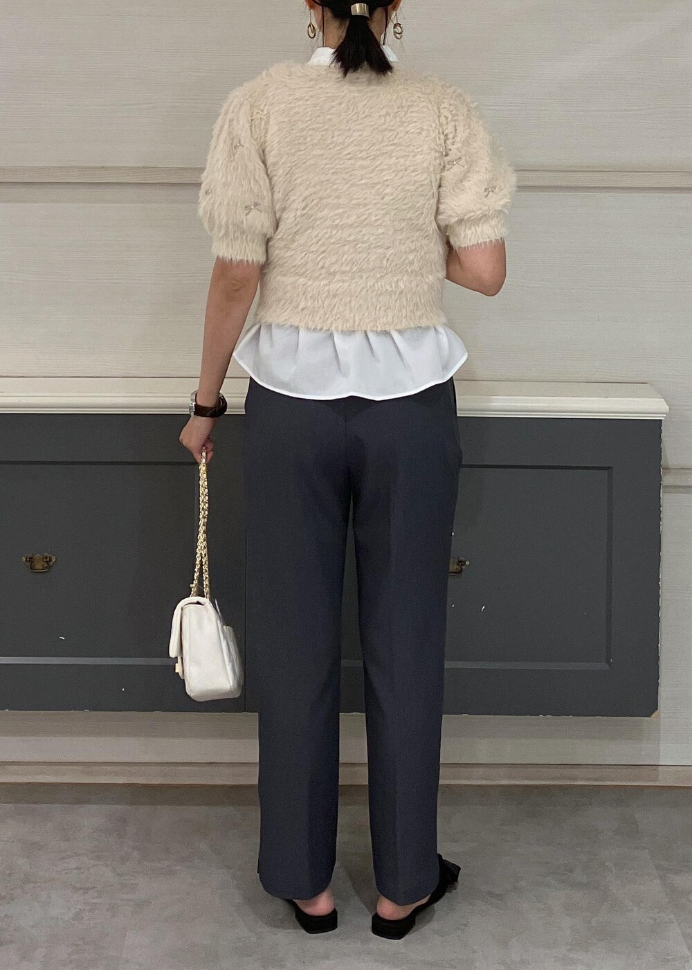 ブラック系のサンダル、ホワイト系のシャツ/ブラウス、ホワイト系のニット/セーターを着用したレディースの秋コーディネートの2枚目の写真