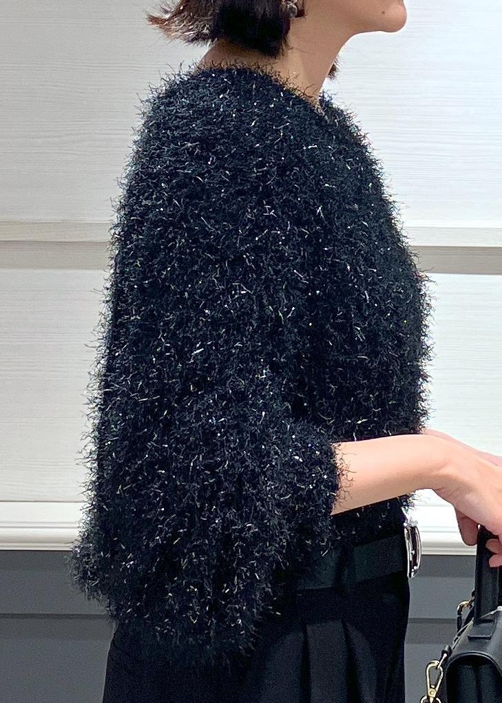 シルバー系のパンプス、ブラック系のショルダーバッグ、ブラック系のスラックスを着用したレディースの冬コーディネートの8枚目の写真