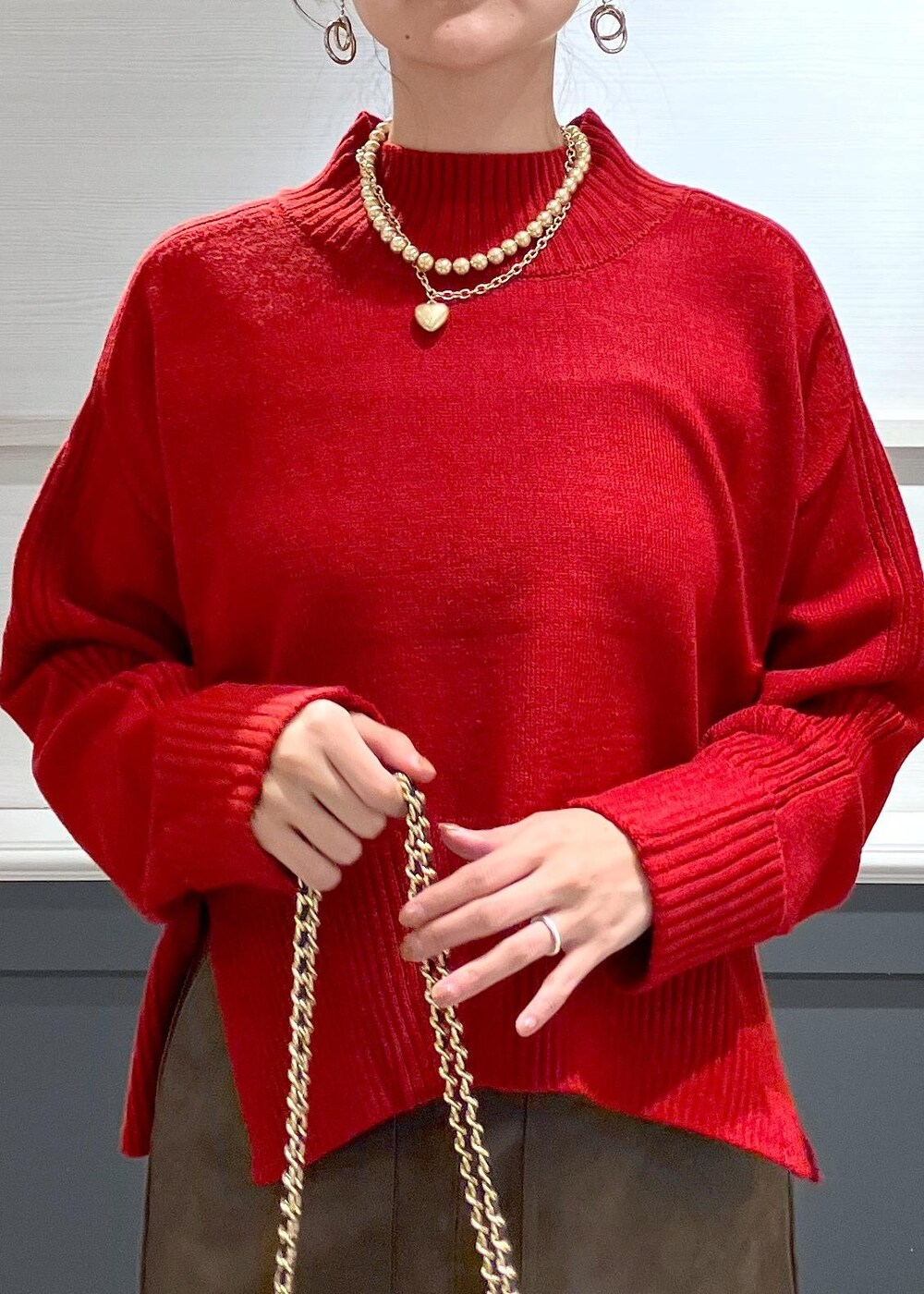 ホワイト系のキャミソール、ブラック系のブーツ、ブラック系のスカートを着用したレディースの秋コーディネートの5枚目の写真