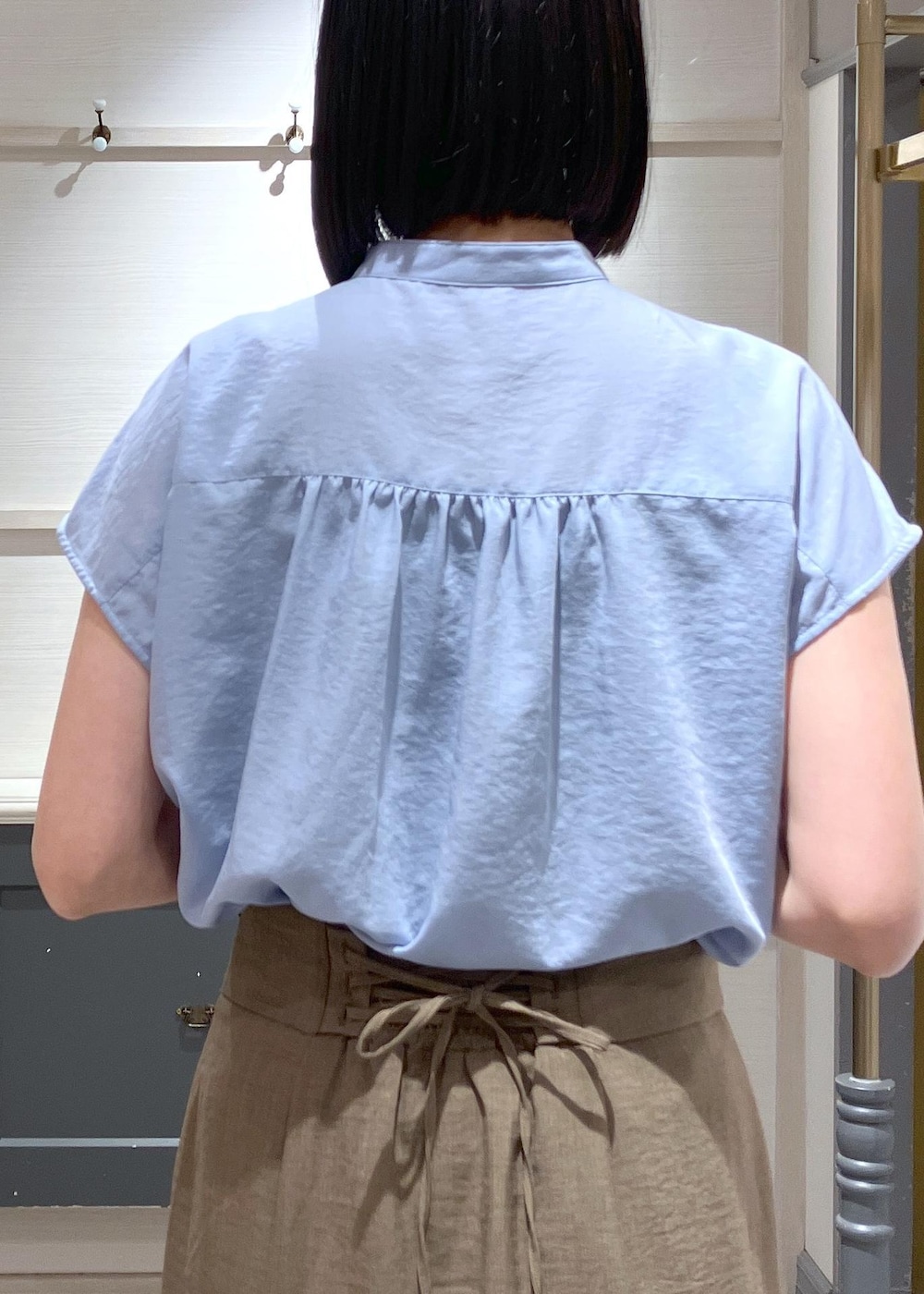 「羽織、初夏コーデ、夏コーデ、お仕事コーデ、授業参観日コーデ、デートコーデ、お出かけコーデ、女子会コーデ、大人カジュアル、スカートスタイル、シンプルコーデ、きれいめコーデ、VIS、ストレート、イエベ秋」｜「VISの【2WAY】ひねり金具ワンハンドルミニショルダーバッグ（ショルダーバッグ、ブラック系）」を使った、mikusonvisさん（レディース・168cm）の春コーディネートの6枚目の写真