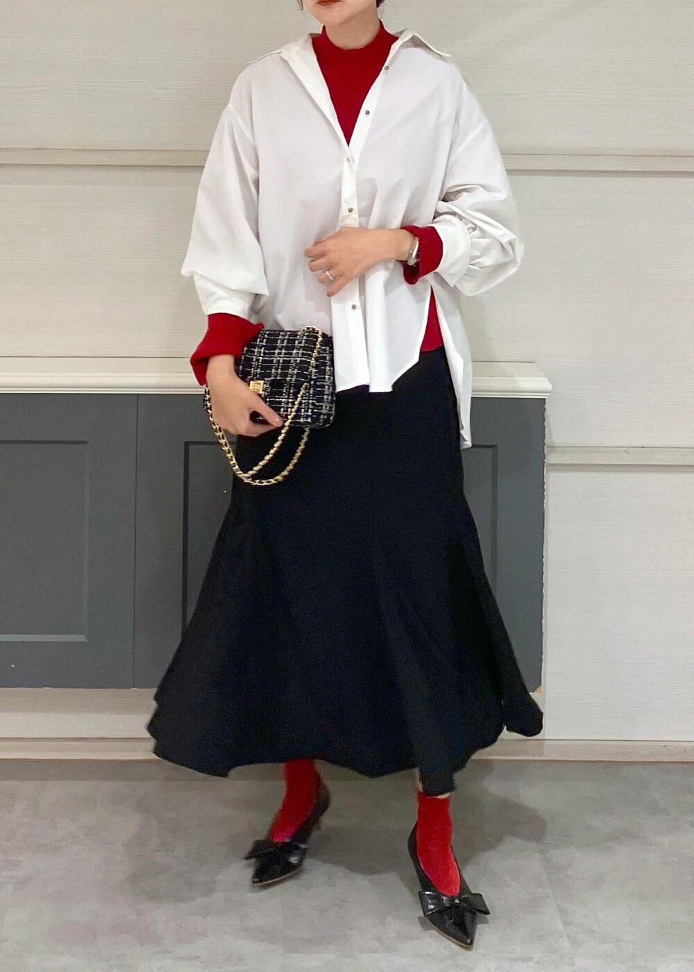 ブラック系のパンプス、ホワイト系のシャツ/ブラウス、ブラック系のショルダーバッグを着用したレディースの秋コーディネートの9枚目の写真